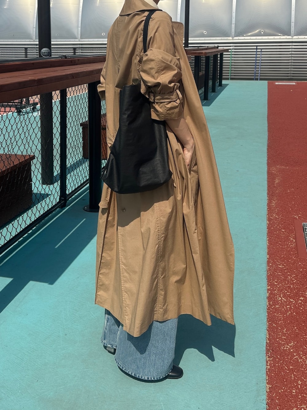 「キレイめカジュアル、TOFF & LOADSTONE、TOFF&LOADSTONE、春服、ナイロンバッグ、マルジェラデニム、Maison Margiela、トレンチコート、デニム、オトナカジュアル、トフ＆ロードストーン」｜「TOFF&LOADSTONEのザック ミニマル（ショルダーバッグ、ブラック系）」を使った、NAOさん（レディース・157cm）の春コーディネートの2枚目の写真