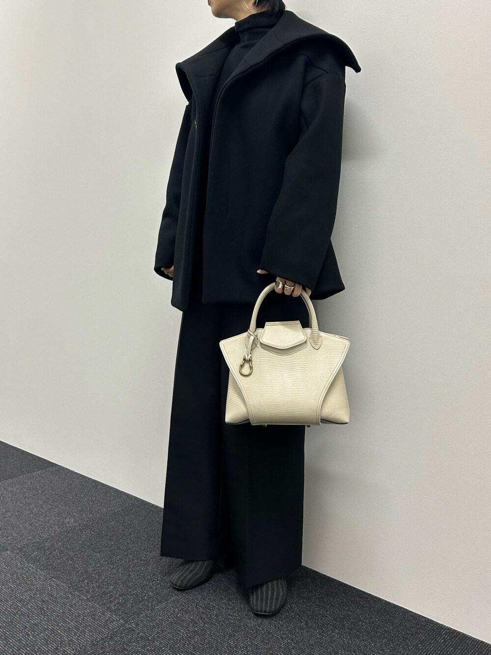 「TOFF&LOADSTONE、TOFF & LOADSTONE、トフ＆ロードストーン、シンプル、大人女子、大人コーデ、コート、ブラック、ブラックコーデ、ハンドバッグ、エクリュ」｜「TOFF&LOADSTONEの【ビアン(M)】 ハンドバッグ（ハンドバッグ、ベージュ系）」を使った、NAOさん（レディース・157cm）の冬コーディネートの3枚目の写真