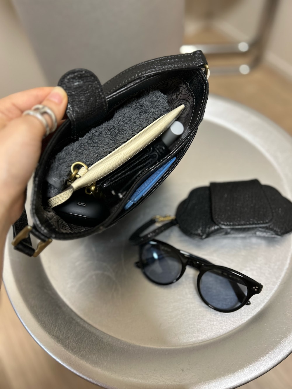 「TOFF&LOADSTONE、TOFF & LOADSTONE、トフ＆ロードストーン、ショルダーバッグ、モノトーン、オトナカジュアル、レザーバッグ、ワンピース、夏コーデ」｜「TOFF&LOADSTONEのウィズショルダー（ショルダーバッグ、ブラック系）」を使った、NAOさん（レディース・157cm）の夏コーディネートの4枚目の写真