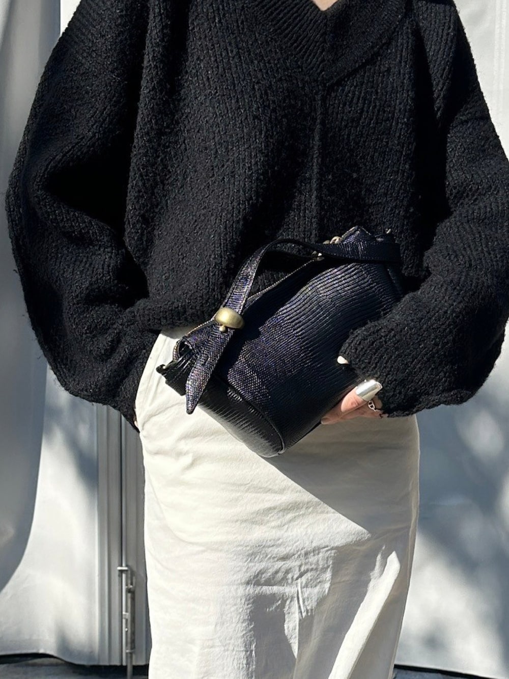 「TOFF & LOADSTONE、TOFF&LOADSTONE、トフ＆ロードストーン、シンプルスタイル、ゆるコーデ、ショルダーバッグ、モノトーンコーデ、レザーバッグ、ニットコーデ、オトナカジュアル」｜「TOFF&LOADSTONEのコキーユ（ショルダーバッグ、ブラック系）」を使った、NAOさん（レディース・157cm）の冬コーディネートの2枚目の写真