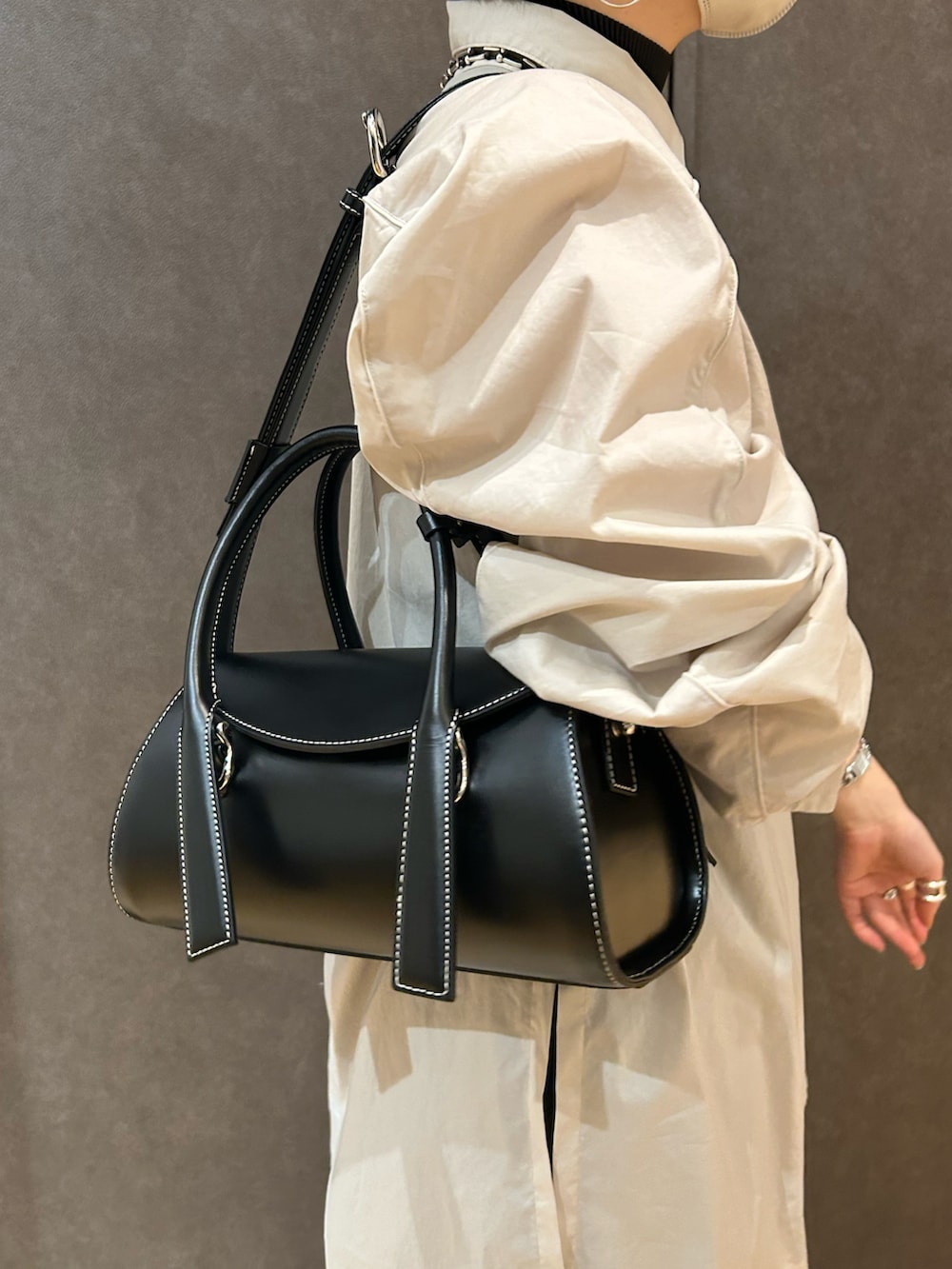「TOFF & LOADSTONE、TOFF&LOADSTONE、トフ＆ロードストーン、バッグ、ハンドバッグ、シンプル、大人カジュアル、30代コーデ、シャツスタイル」｜「TOFF&LOADSTONEのCLASSY 1月号／STORY 1月号掲載【コロン】ハンドバッグ（ハンドバッグ、ブラック系）」を使った、NAOさん（レディース・157cm）の冬コーディネートの2枚目の写真