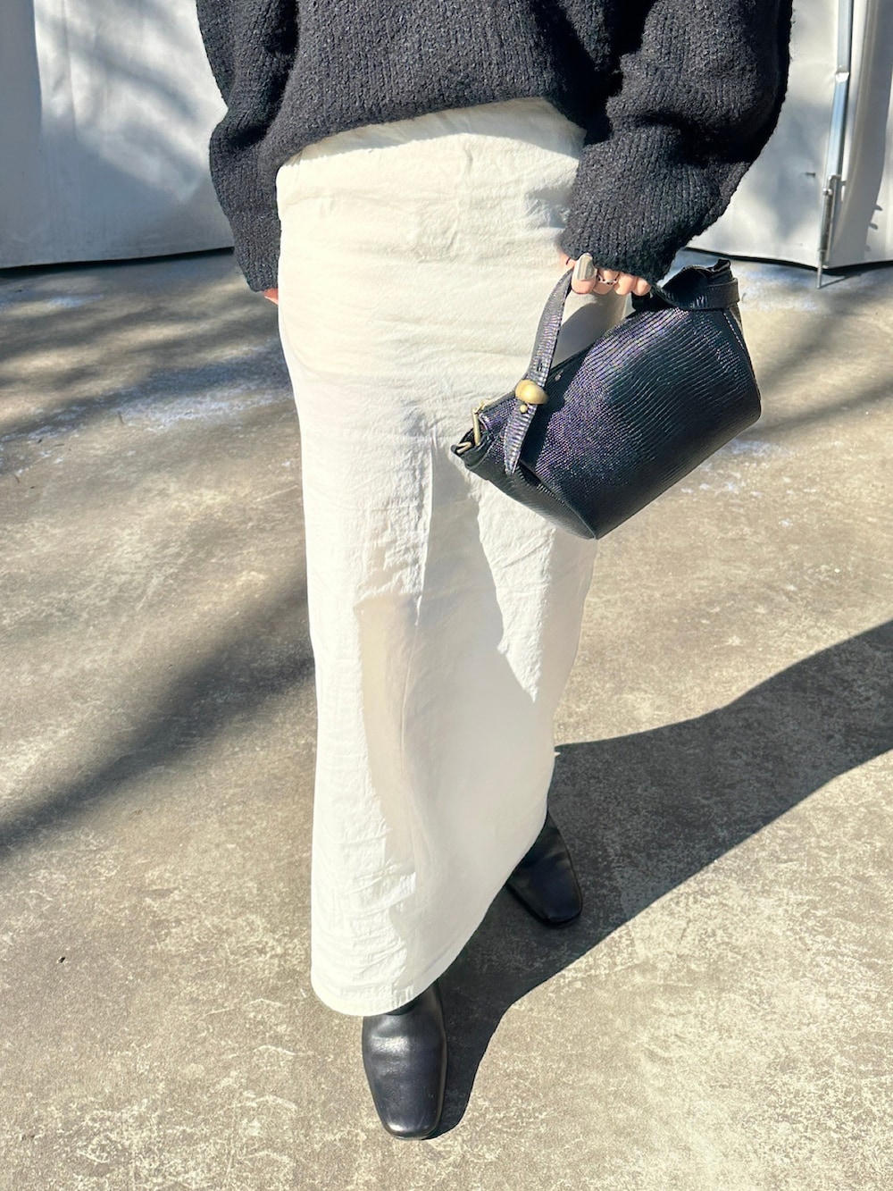 「TOFF & LOADSTONE、TOFF&LOADSTONE、トフ＆ロードストーン、シンプルスタイル、ゆるコーデ、ショルダーバッグ、モノトーンコーデ、レザーバッグ、ニットコーデ、オトナカジュアル」｜「TOFF&LOADSTONEのコキーユ（ショルダーバッグ、ブラック系）」を使った、NAOさん（レディース・157cm）の冬コーディネートの3枚目の写真