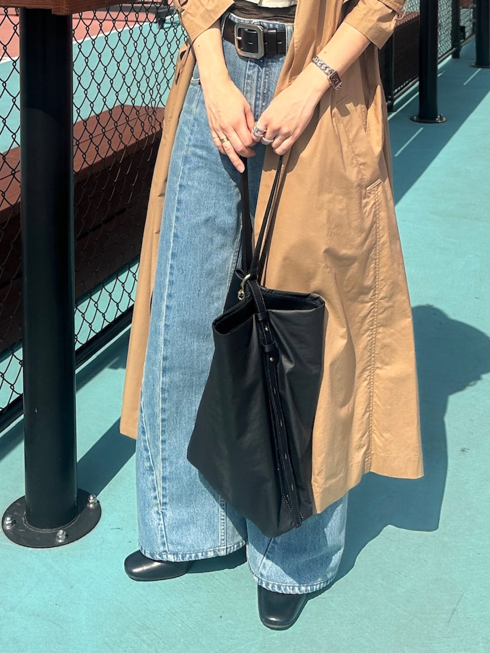 「キレイめカジュアル、TOFF & LOADSTONE、TOFF&LOADSTONE、春服、ナイロンバッグ、マルジェラデニム、Maison Margiela、トレンチコート、デニム、オトナカジュアル、トフ＆ロードストーン」｜「TOFF&LOADSTONEのザック ミニマル（ショルダーバッグ、ブラック系）」を使った、NAOさん（レディース・157cm）の春コーディネートの3枚目の写真