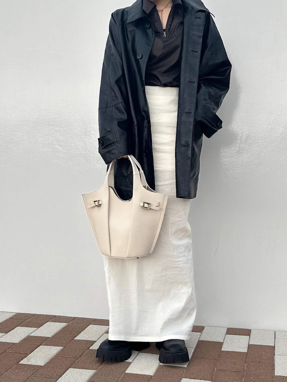 「TOFF & LOADSTONE、TOFF&LOADSTONE、トフ＆ロードストーン、大人カジュアル、春服コーデ、休日スタイル、ラフコーデ、シンフルコーデ、モノトーン、レザーバッグ、トートバッグ、ハンドバッグ」｜「ISSEY MIYAKEのアイテム（スカート、ホワイト系）」を使った、NAOさん（レディース・157cm）の春コーディネートの2枚目の写真