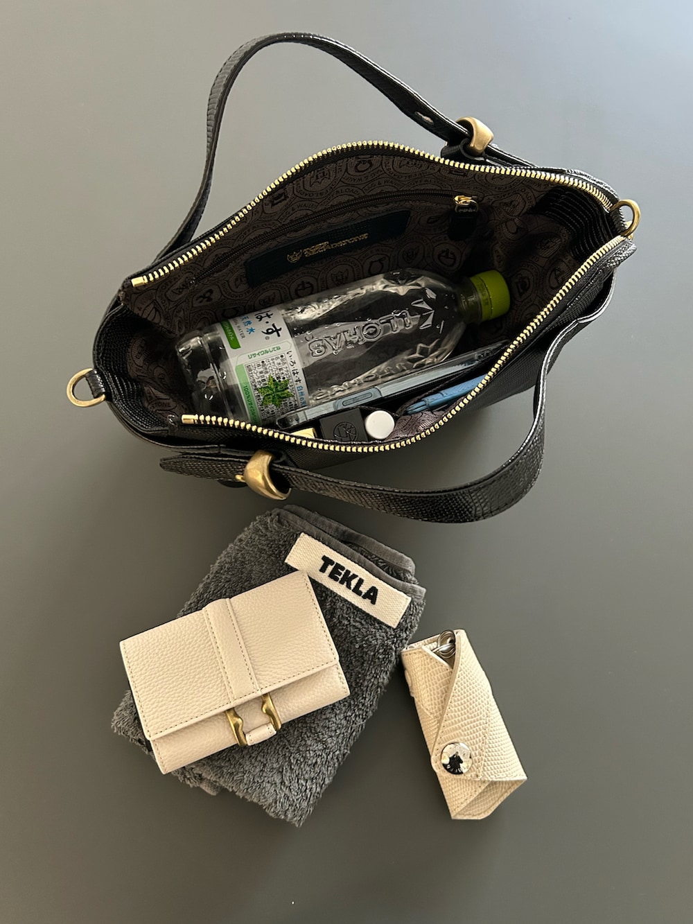 「TOFF & LOADSTONE、TOFF&LOADSTONE、トフ＆ロードストーン、シンプルスタイル、ゆるコーデ、ショルダーバッグ、モノトーンコーデ、レザーバッグ、ニットコーデ、オトナカジュアル」｜「TOFF&LOADSTONEのコキーユ（ショルダーバッグ、ブラック系）」を使った、NAOさん（レディース・157cm）の冬コーディネートの5枚目の写真