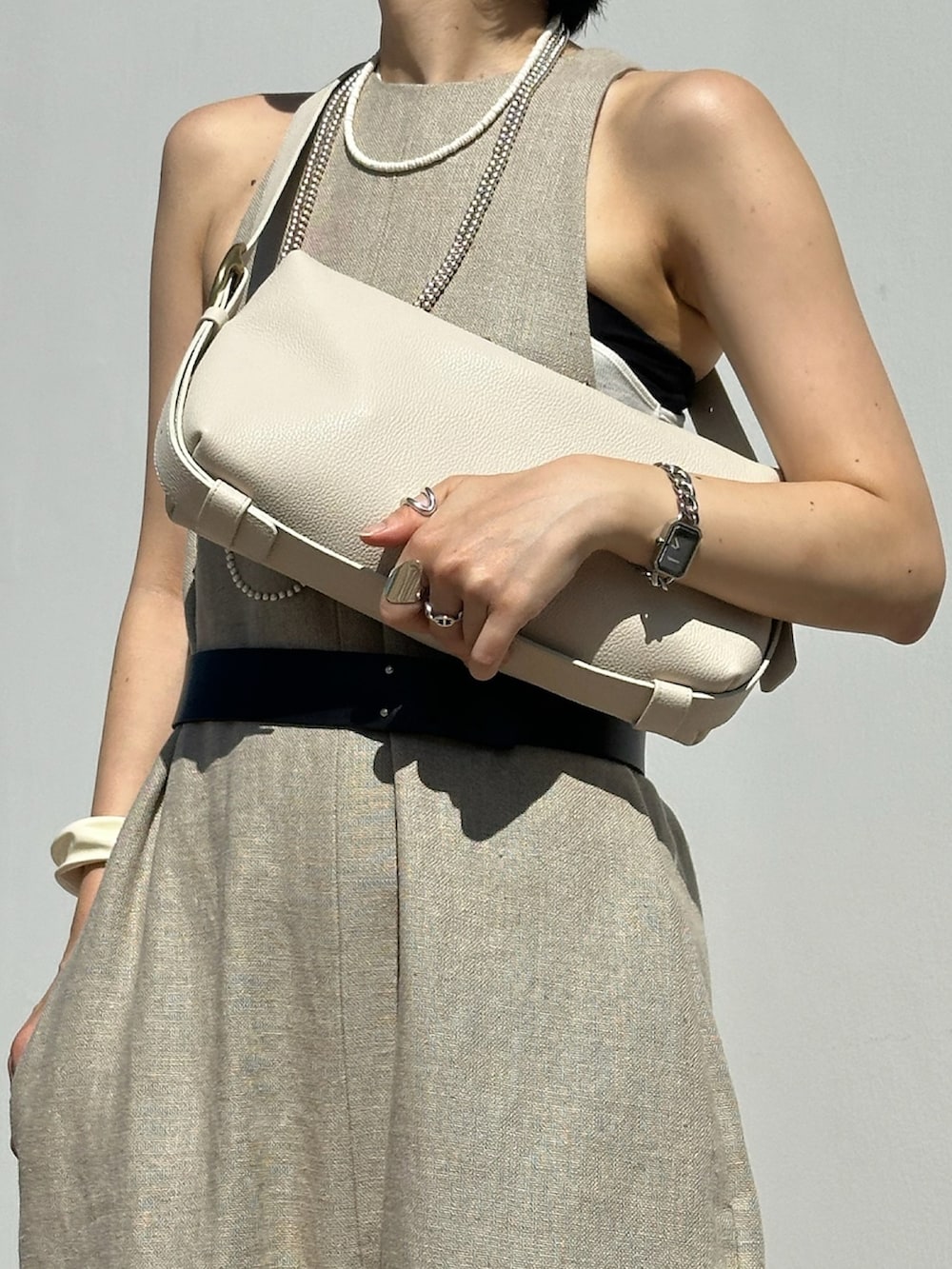 「TOFF & LOADSTONE、TOFF&LOADSTONE、トフ＆ロードストーン、ショルダーバッグ、ワンショルダー、オールインワン、リネン、レザーバッグ、夏ルックで気分アップ、キレイめカジュアル」｜「TOFF&LOADSTONEのイージー（M）（ハンドバッグ、ホワイト系）」を使った、NAOさん（レディース・157cm）の夏コーディネートの3枚目の写真