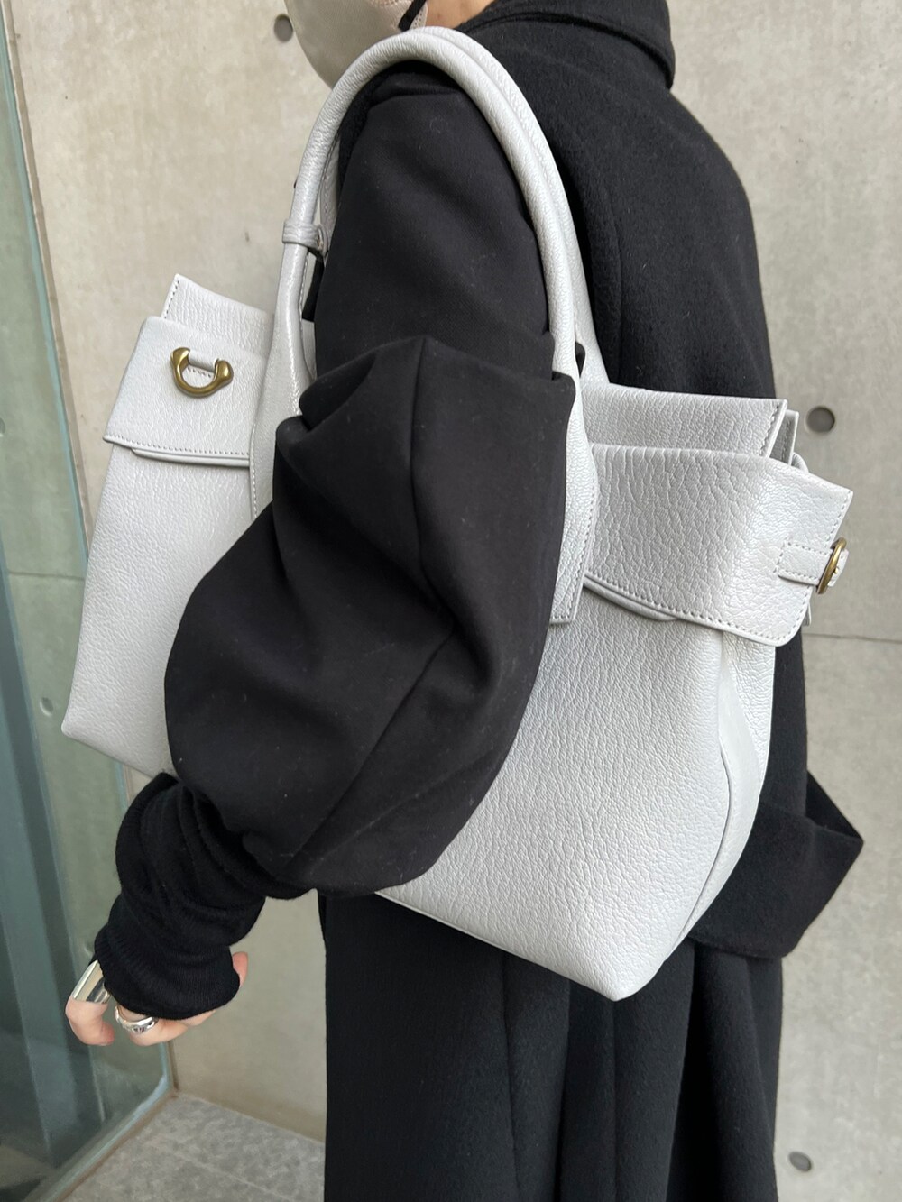 「シンプル、TOFF&LOADSTONE、TOFF & LOADSTONE、トフ＆ロードストーン、ブラックコーデ、バッグ、A4サイズ収納可(バッグ サイズ)、オトナ女子、ジレスタイル、ジレ、冬コーデ、冬服、グレー」｜「TOFF&LOADSTONEの【パイル トート】（トートバッグ、グレー系）」を使った、NAOさん（レディース・157cm）の冬コーディネートの4枚目の写真