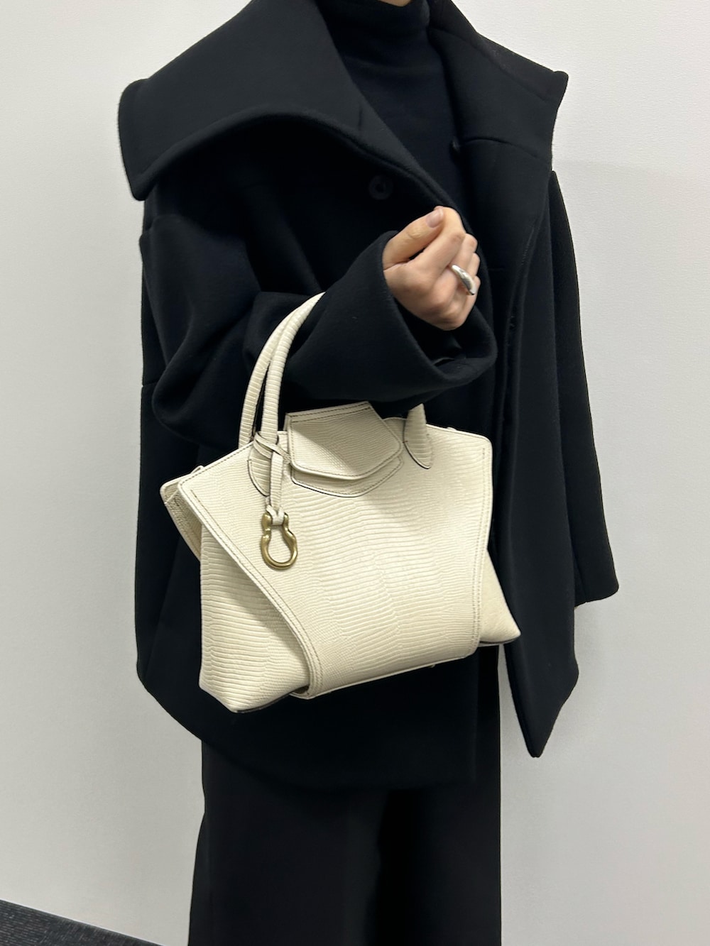 「TOFF&LOADSTONE、TOFF & LOADSTONE、トフ＆ロードストーン、シンプル、大人女子、大人コーデ、コート、ブラック、ブラックコーデ、ハンドバッグ、エクリュ」｜「TOFF&LOADSTONEの【ビアン(M)】 ハンドバッグ（ハンドバッグ、ベージュ系）」を使った、NAOさん（レディース・157cm）の冬コーディネートの2枚目の写真