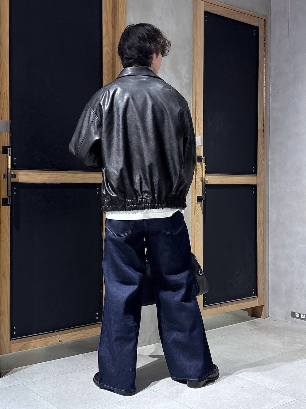 グレー系のニット/セーター、ホワイト系のTシャツ/カットソー、ブラック系のボストンバッグを着用したメンズの春コーディネートの9枚目の写真