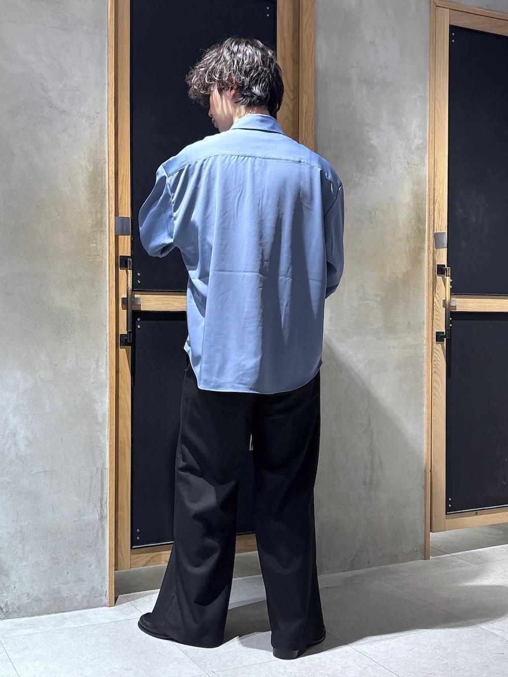 ブルー系のシャツ/ブラウス、ホワイト系のブルゾン、ブラック系のローファーを着用したメンズの春コーディネートの9枚目の写真