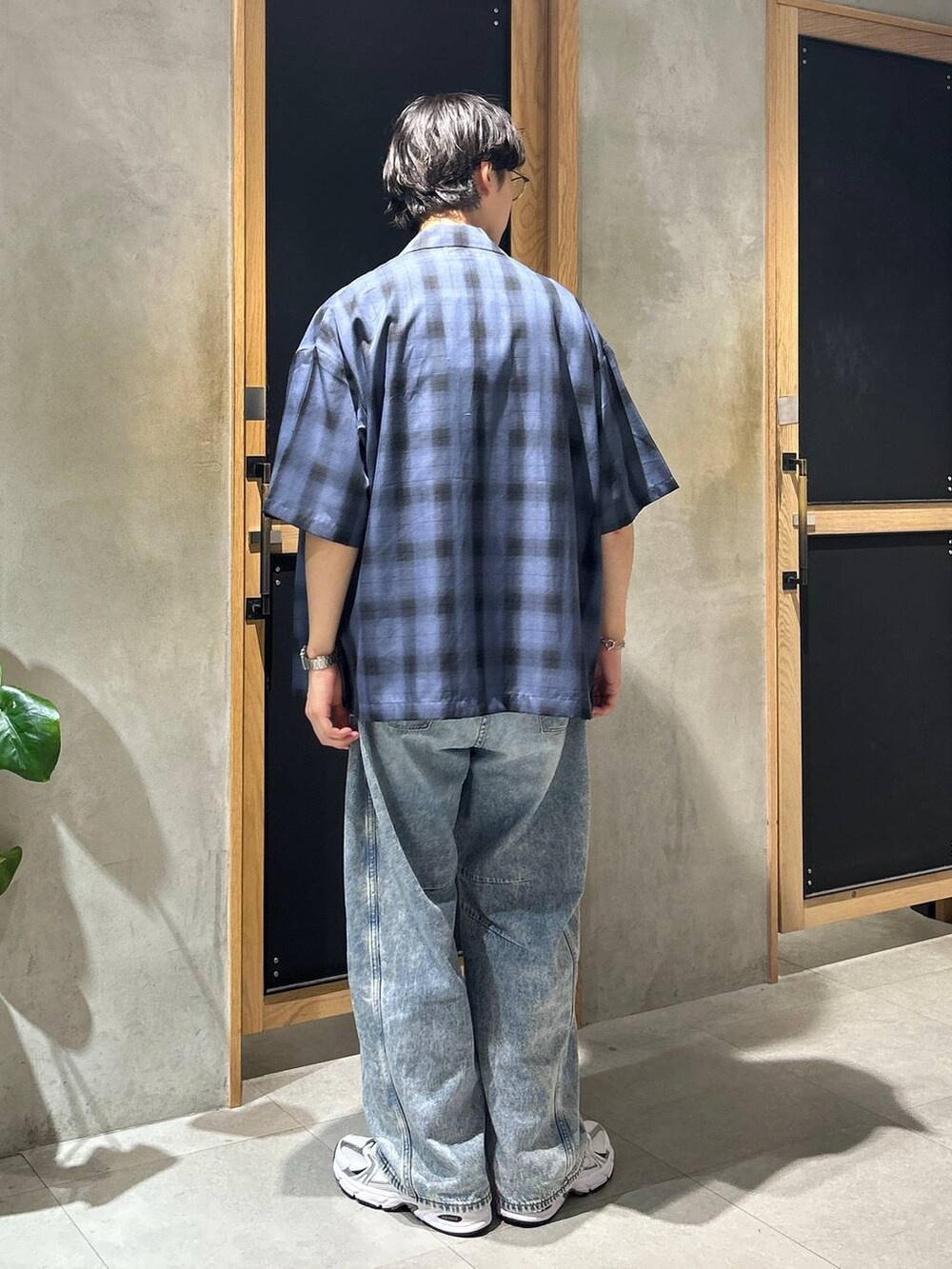 「女子ウケ、ベーシック/シンプル、デート/ロマンティック、春コーデ、モテ、Tシャツ、カジュアル、デニムパンツ、シャツ、夏コーデ、ラフ、ネックレス、ワイドパンツ、RAGEBLUE、スニーカーブーツシリーズ_BAYFLOW」｜「NEW BALANCEの【New Balance】MR530SG（スニーカー、ホワイト系）」を使った、 koutaさん（メンズ・173cm）の夏コーディネートの5枚目の写真