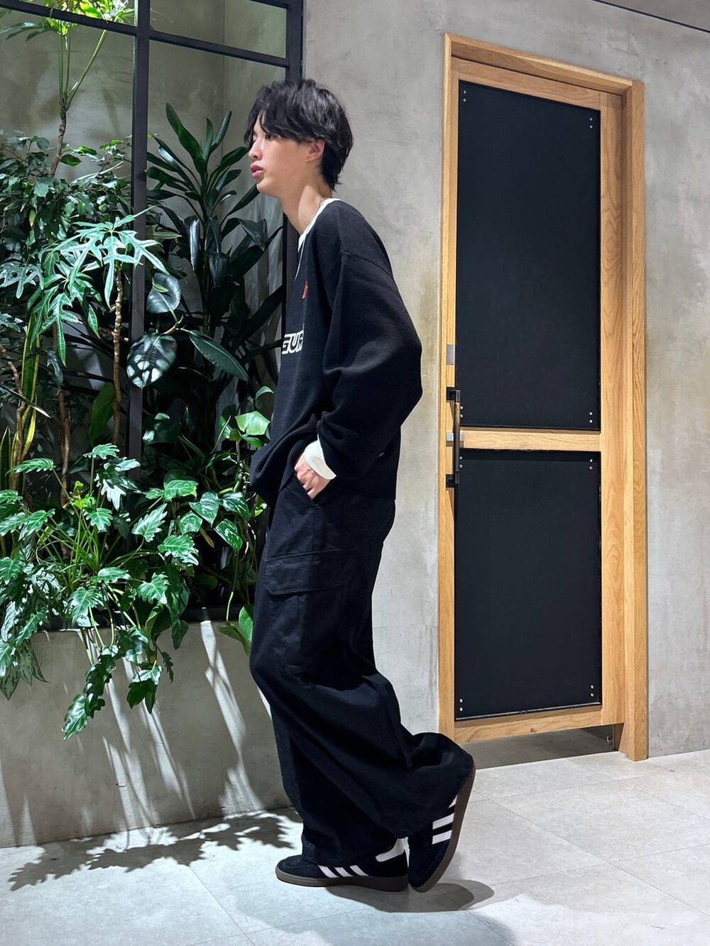 ブラック系のカーゴパンツ、ブラック系のスニーカー、ホワイト系のTシャツ/カットソーを着用したメンズの秋コーディネートの4枚目の写真
