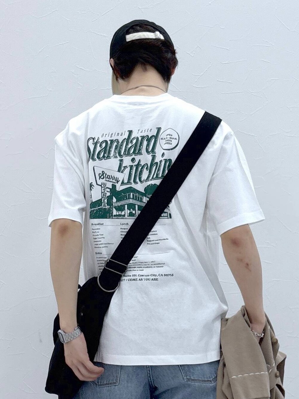 ブルー系のデニムパンツ、ベージュ系のカーディガン/ボレロ、ブラック系のサンダルを着用したメンズの夏コーディネートの7枚目の写真