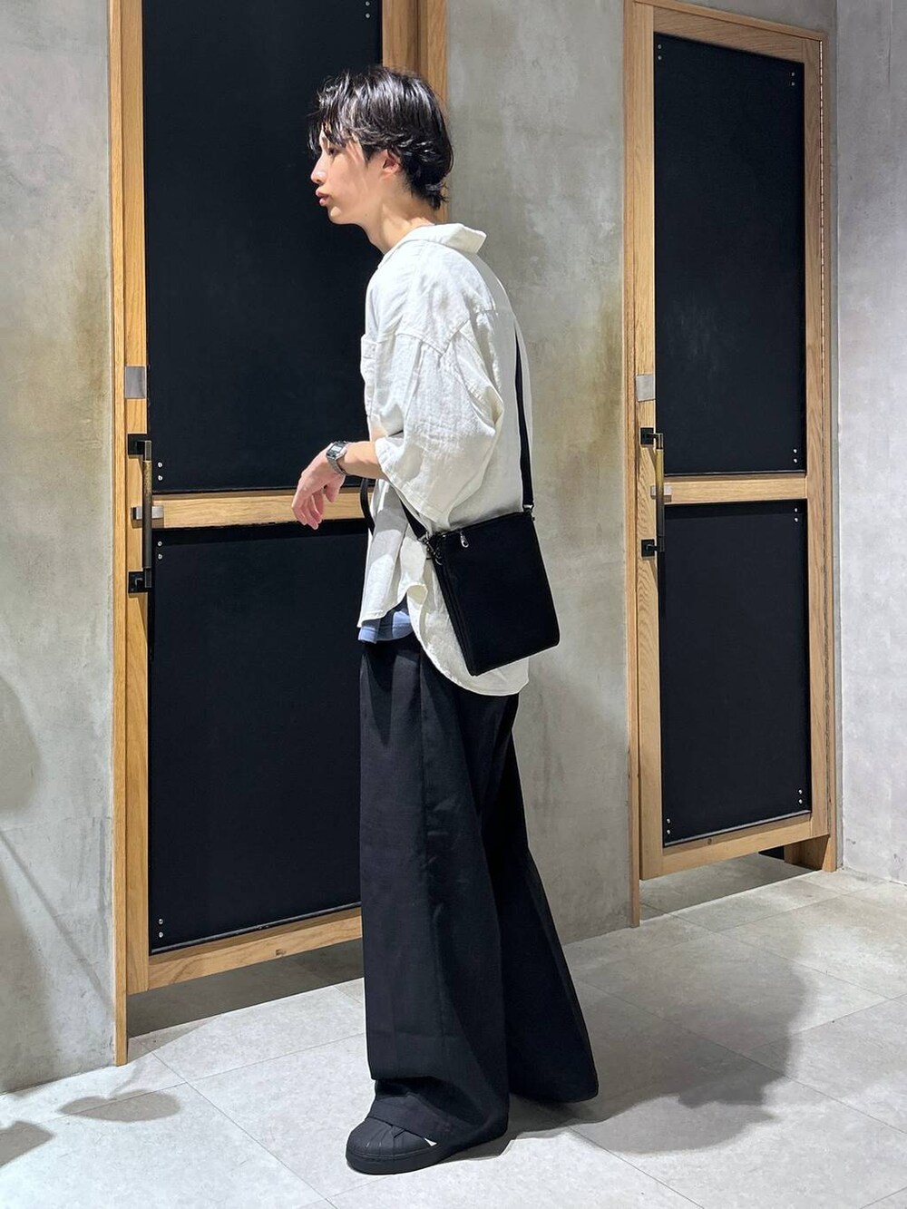 「スラックス、ワイドパンツ、RAGEBLUE、ショルダーバッグ、スニーカー、シャツ、女子ウケ、ベーシック/シンプル、きれいめ、デート/ロマンティック、春コーデ、夏コーデ、ラフ、モテ、Tシャツ」｜「RAGEBLUEのリネンレーヨン/オーバーサイズシャツ（シャツ/ブラウス、ホワイト系）」を使った、 koutaさん（メンズ・173cm）の夏コーディネートの3枚目の写真