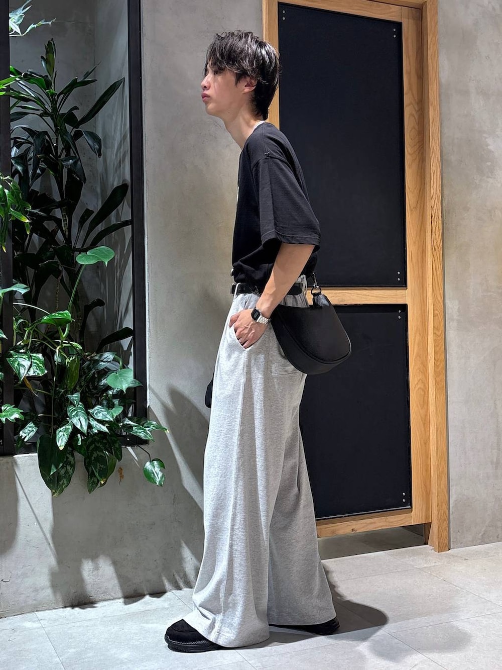 「女子ウケ、ベーシック/シンプル、夏コーデ、ラフ、Tシャツ、ネックレス、ブレスレット、ワイドパンツ、RAGEBLUE、シンプルコーデ、シンプル、ベルト、ショルダーバッグ、バッグ、スラックス」|「CASIOの【CASIO】A158WA-1JH【大型店・WEB限定】(アナログ腕時計、グレー系)」を使った、 koutaさん(メンズ・173cm)の夏コーディネートの4枚目の写真