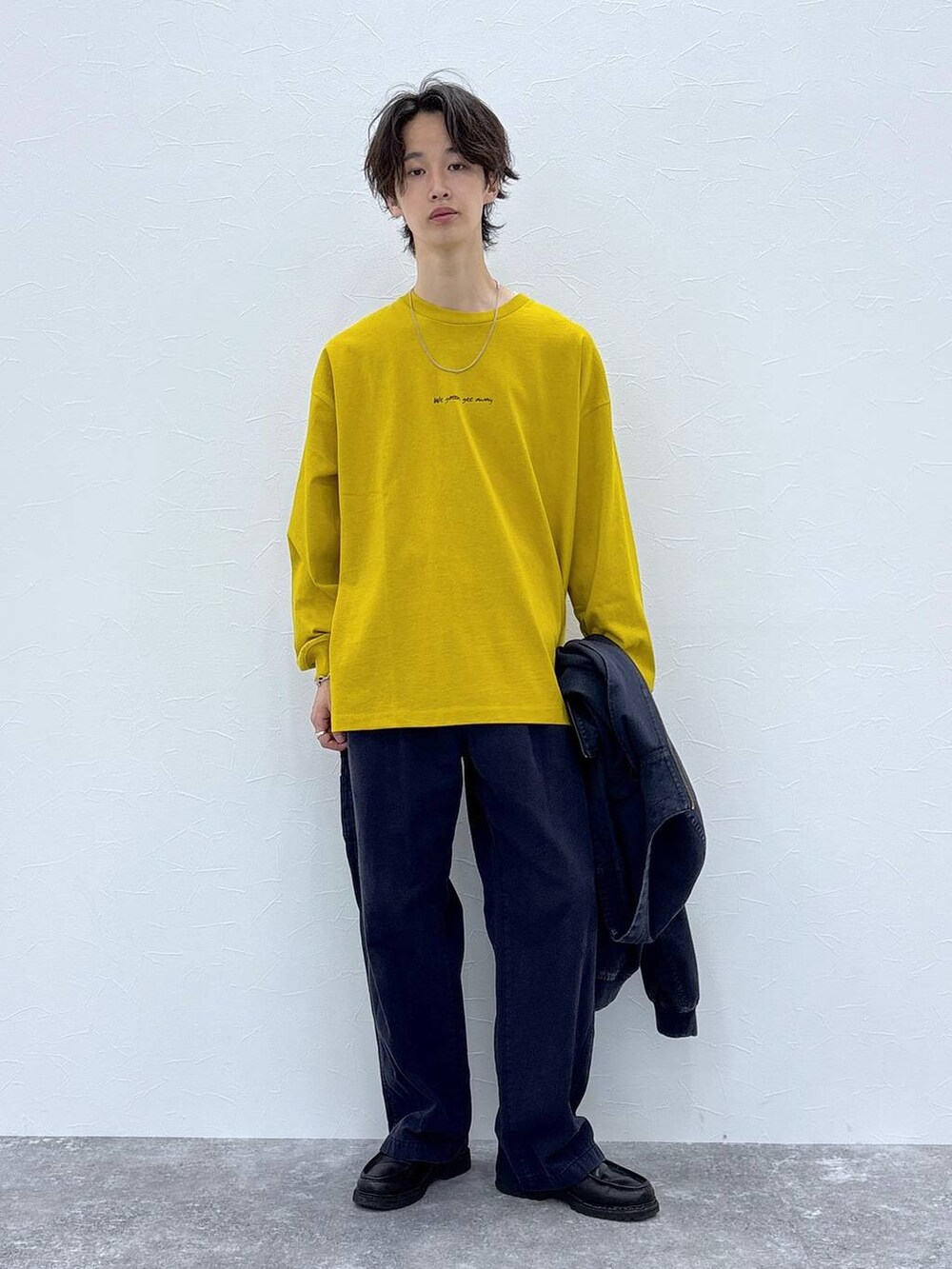 ブルー系のブルゾン、ブルー系のデニムパンツ、イエロー系のTシャツ/カットソーを着用したメンズの秋コーディネートの5枚目の写真