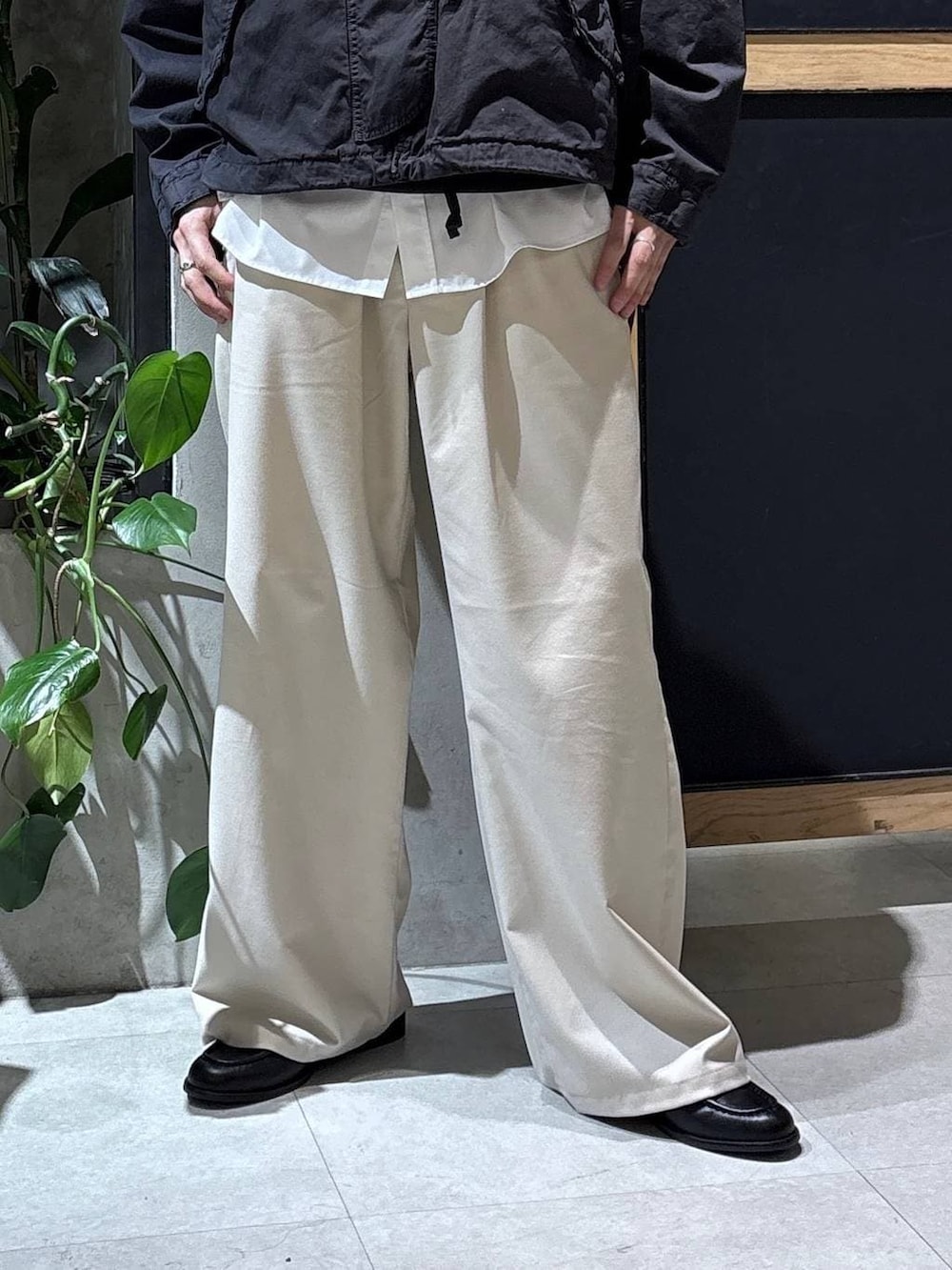 ホワイト系のスラックス、ブルー系のネクタイ、ホワイト系のシャツ/ブラウスを着用したメンズの春コーディネートの3枚目の写真