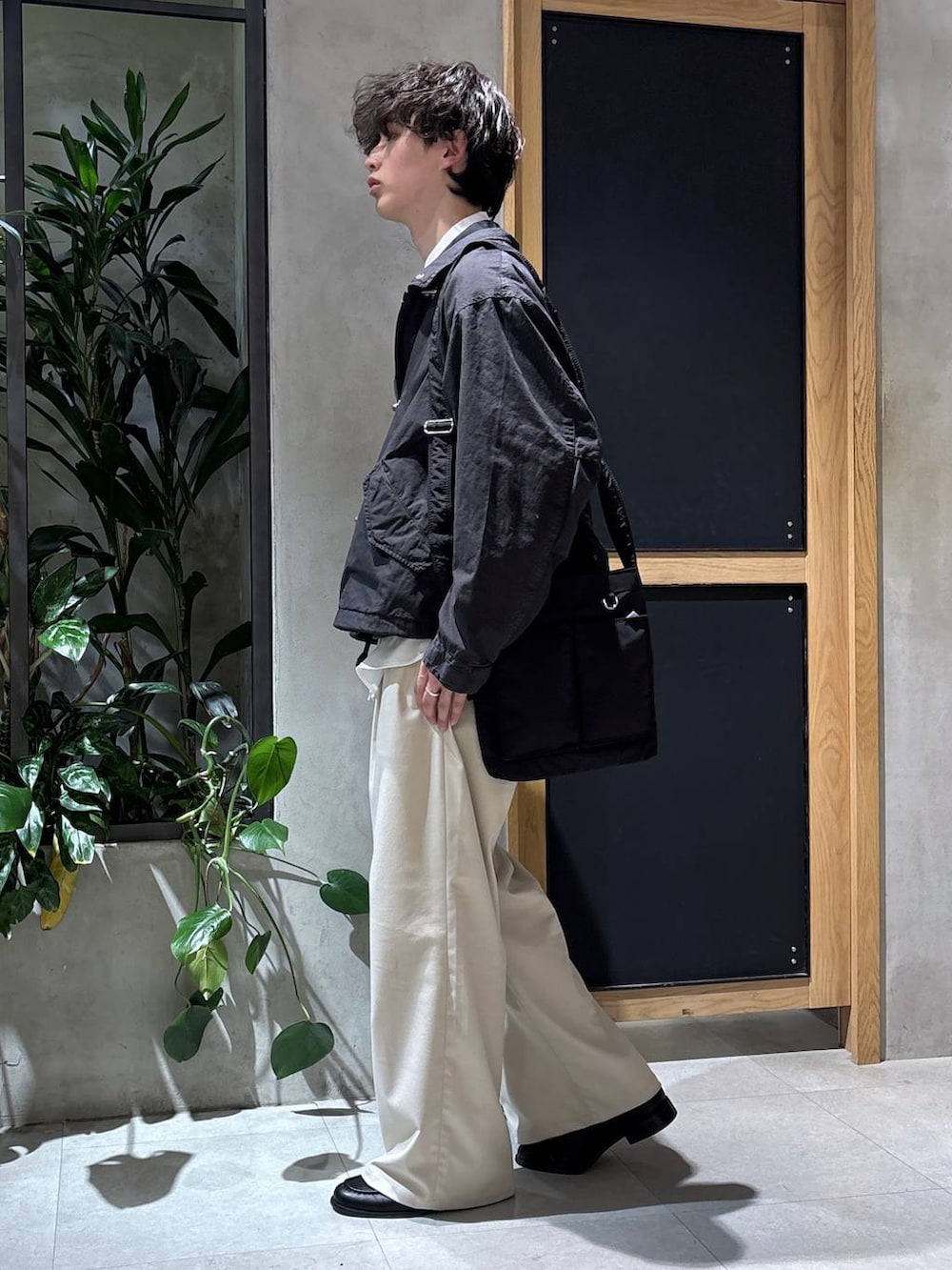 ホワイト系のスラックス、ブルー系のネクタイ、ホワイト系のシャツ/ブラウスを着用したメンズの春コーディネートの4枚目の写真