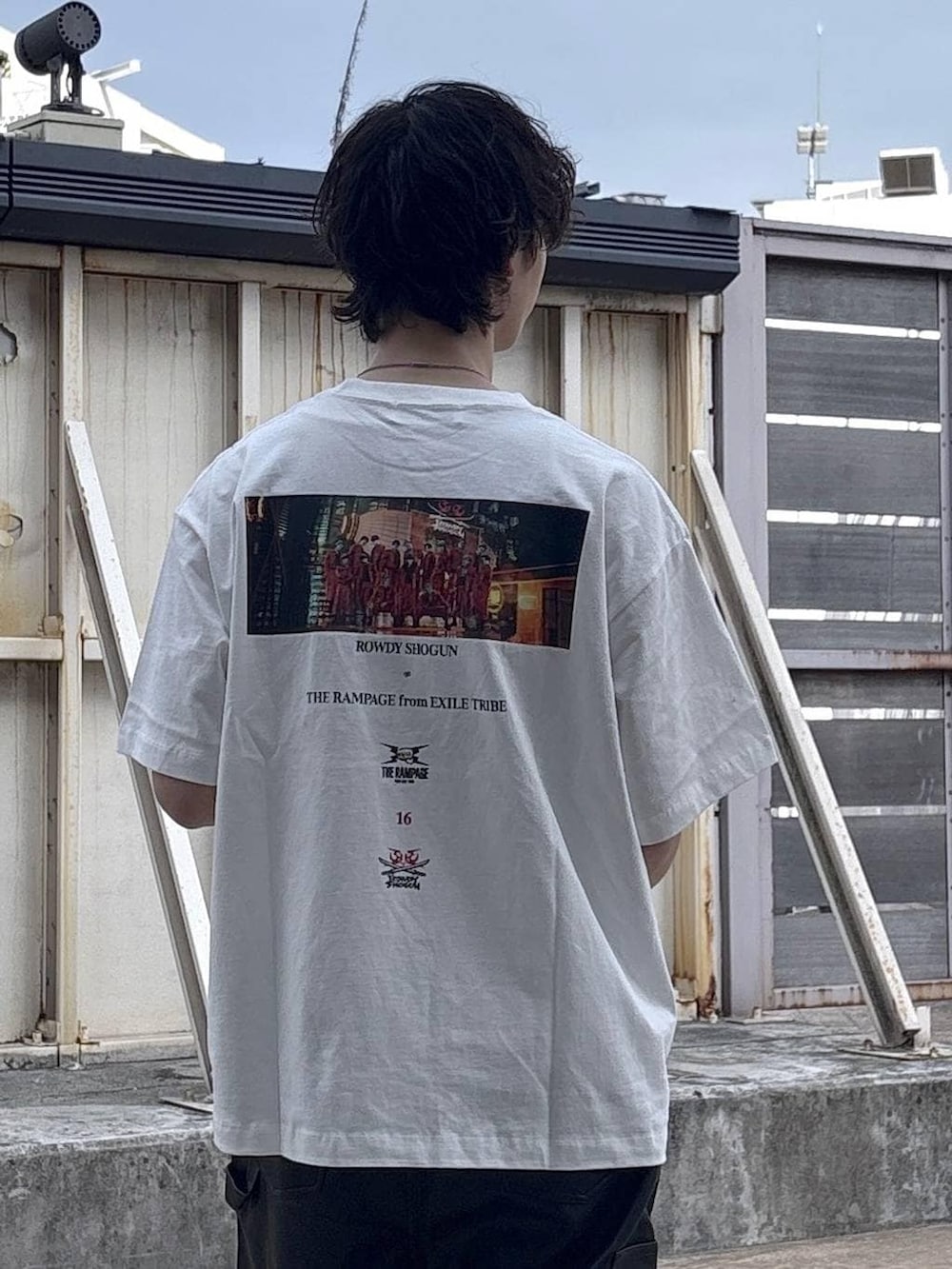 ブラック系のスニーカー、ホワイト系のTシャツ/カットソー、ブラック系のシャツ/ブラウスを着用したメンズの春コーディネートの2枚目の写真