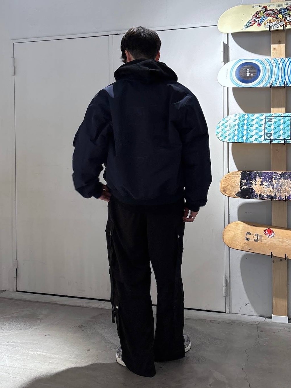 ホワイト系のTシャツ/カットソー、ブラック系のカーゴパンツ、ブルー系のMA-1を着用したメンズの春コーディネートの10枚目の写真