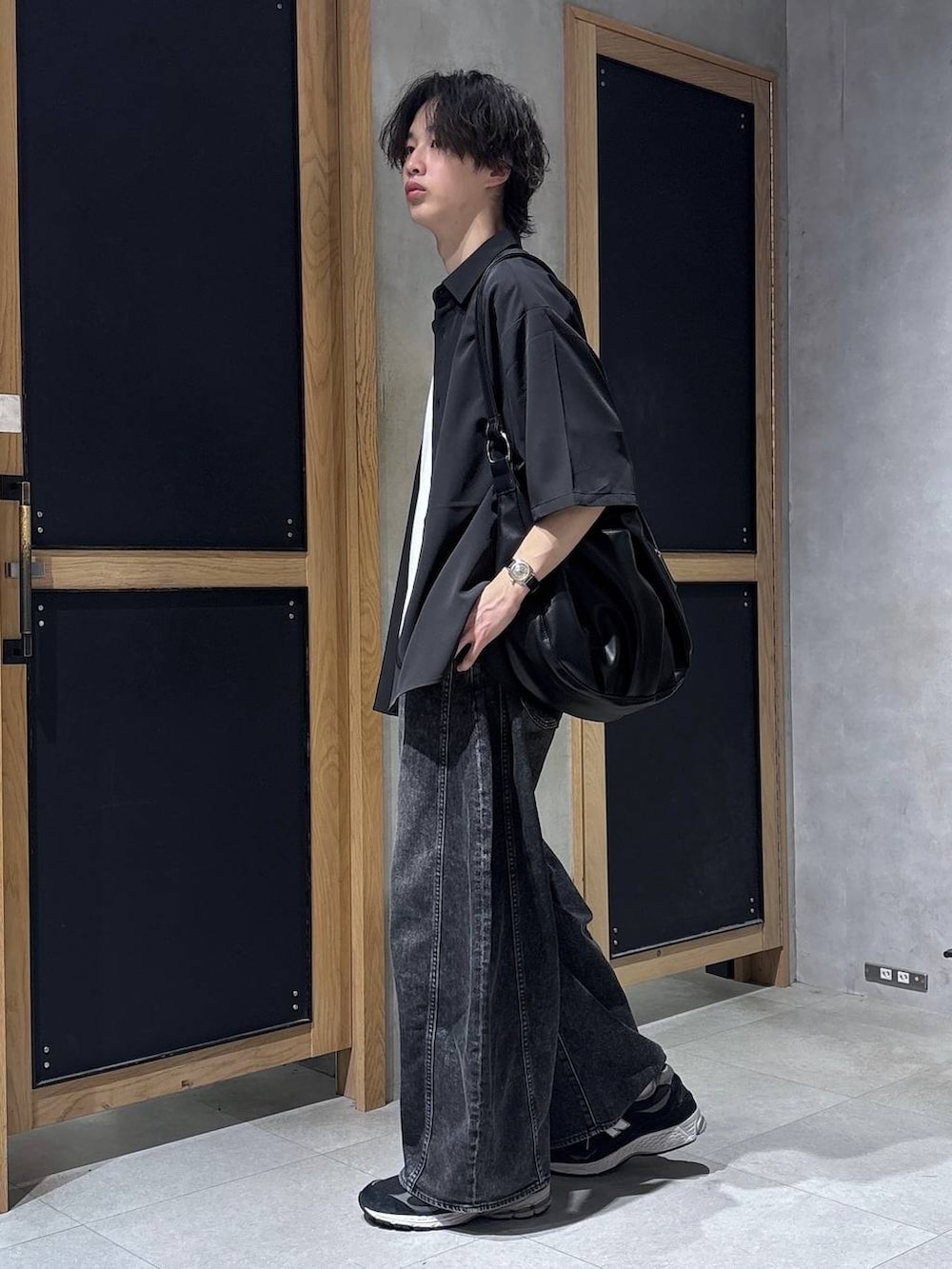 ブラック系のシャツ/ブラウス、ブラック系のショルダーバッグ、ホワイト系のTシャツ/カットソーを着用したメンズの春コーディネートの4枚目の写真