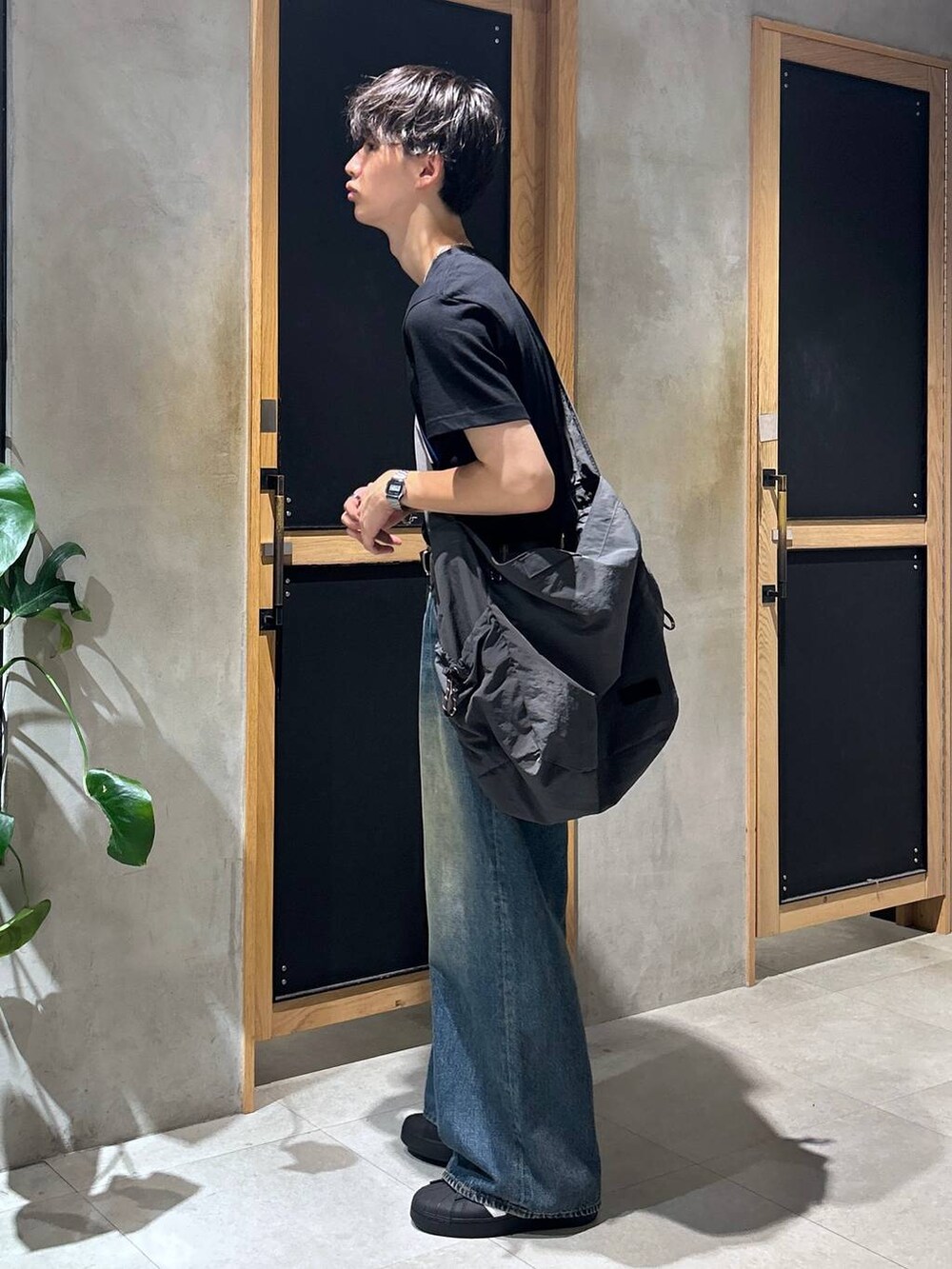 「女子ウケ、ベーシック/シンプル、きれいめ、デート/ロマンティック、春コーデ、夏コーデ、ラフ、モテ、Tシャツ、ネックレス、ワイドパンツ、RAGEBLUE、カジュアル、デニムパンツ」|「GOOD ROCK SPEEDの【GOOD ROCK SPEED/グッドロックスピード】ヴィンテージライク/ロックバンドフォトTシャツ(Tシャツ/カットソー、ブラック系)」を使った、 koutaさん(メンズ・173cm)の秋コーディネートの3枚目の写真