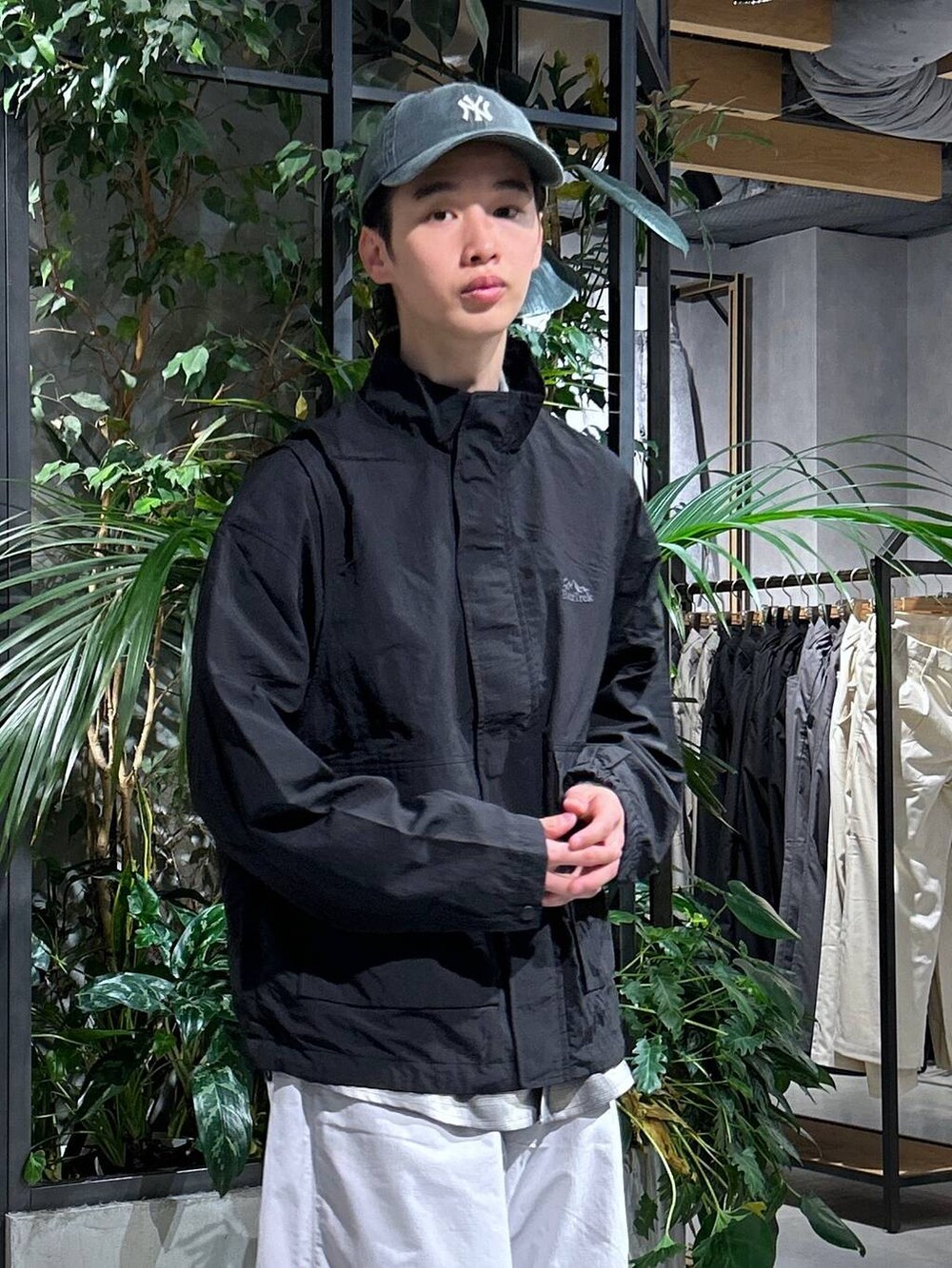 「女子ウケ、ベーシック/シンプル、春コーデ、ラフ、ネックレス、ワイドパンツ、RAGEBLUE、きれいめカジュアル、シンプル、カジュアル、ストリート、アウター、ブルゾン、シャツ、キャップ」｜「RAGEBLUEのナイロンバギースノーワイドパンツ【セットアップ可】（カーゴパンツ、グレー系）」を使った、 koutaさん（メンズ・173cm）の春コーディネートの2枚目の写真