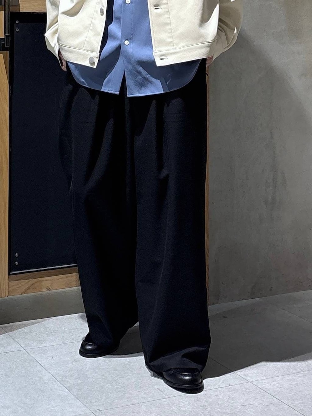 ブルー系のシャツ/ブラウス、ホワイト系のブルゾン、ブラック系のローファーを着用したメンズの春コーディネートの3枚目の写真