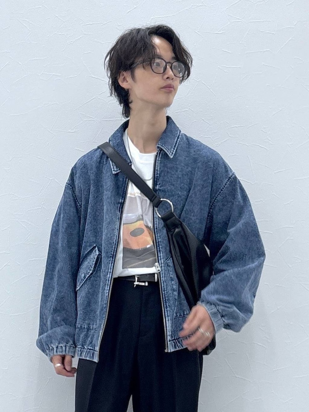 ブルー系のシャツ/ブラウス、ブラック系のスラックス、その他のショルダーバッグを着用したメンズの秋コーディネートの2枚目の写真