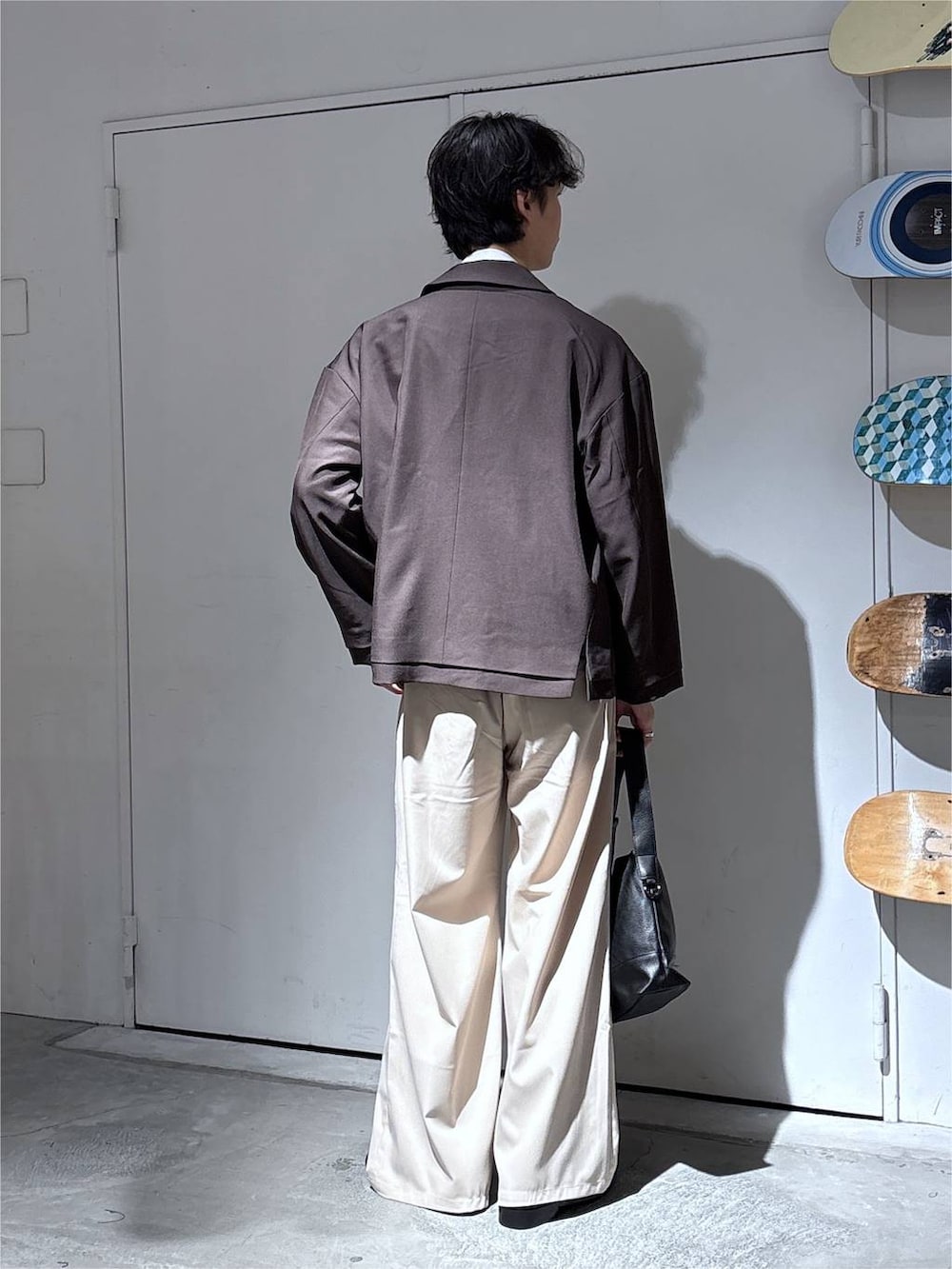 ホワイト系のシャツ/ブラウス、ブラウン系のテーラードジャケット、ブラウン系のネクタイを着用したメンズの秋コーディネートの5枚目の写真