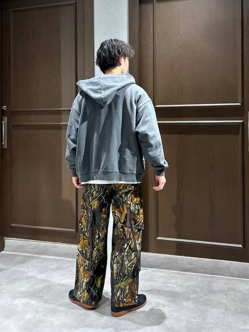 ブラック系のパーカー、ホワイト系のTシャツ/カットソー、ブラック系のスニーカーを着用したメンズの春コーディネートの5枚目の写真