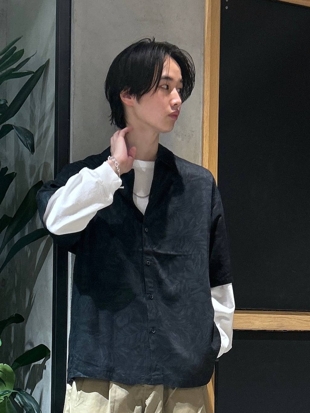 「女子ウケ、春コーデ、夏コーデ、ラフ、Tシャツ、ネックレス、ワイドパンツ、RAGEBLUE、シンプルコーデ、きれいめカジュアル、ロングヘア、ローファー、カジュアル、シャツ、個性派」｜「RAGEBLUEの【Dickies/ディッキーズ】別注タックバギーワイドチノパンツ（チノパンツ、ベージュ系）」を使った、 koutaさん（メンズ・173cm）の春コーディネートの2枚目の写真