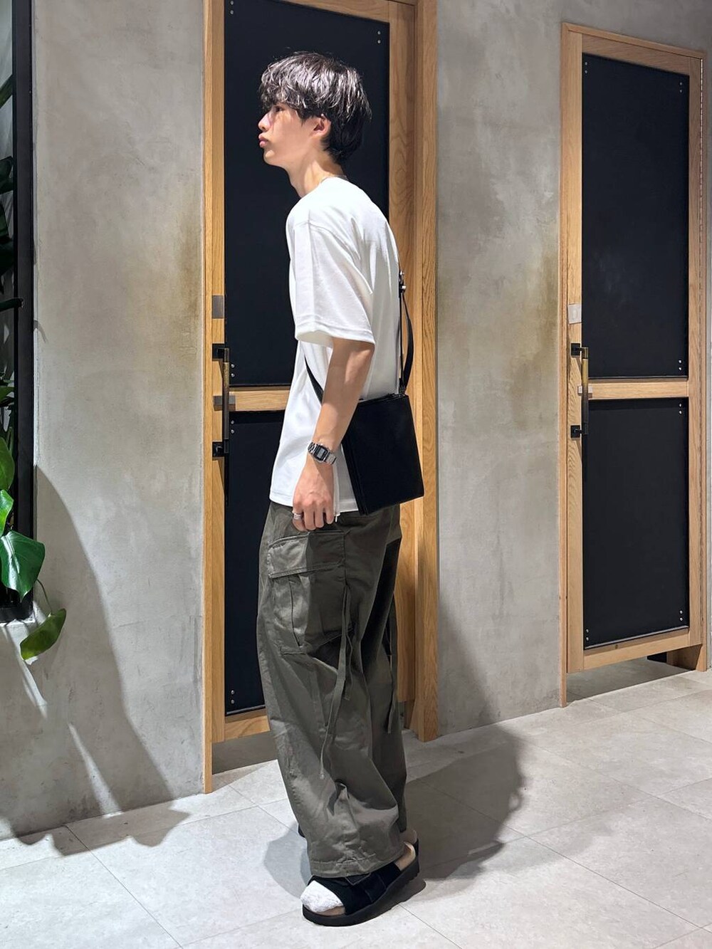 「ラフ、女子ウケ、ベーシック/シンプル、きれいめ、デート/ロマンティック、春コーデ、夏コーデ、モテ、Tシャツ、ネックレス、ワイドパンツ、RAGEBLUE、サンダル、ミリタリー、カジュアル」｜「RAGEBLUEのM-65/ワイドストレートジャーマンバギーミリタリーカーゴパンツ（カーゴパンツ、グリーン系）」を使った、 koutaさん（メンズ・173cm）の夏コーディネートの4枚目の写真