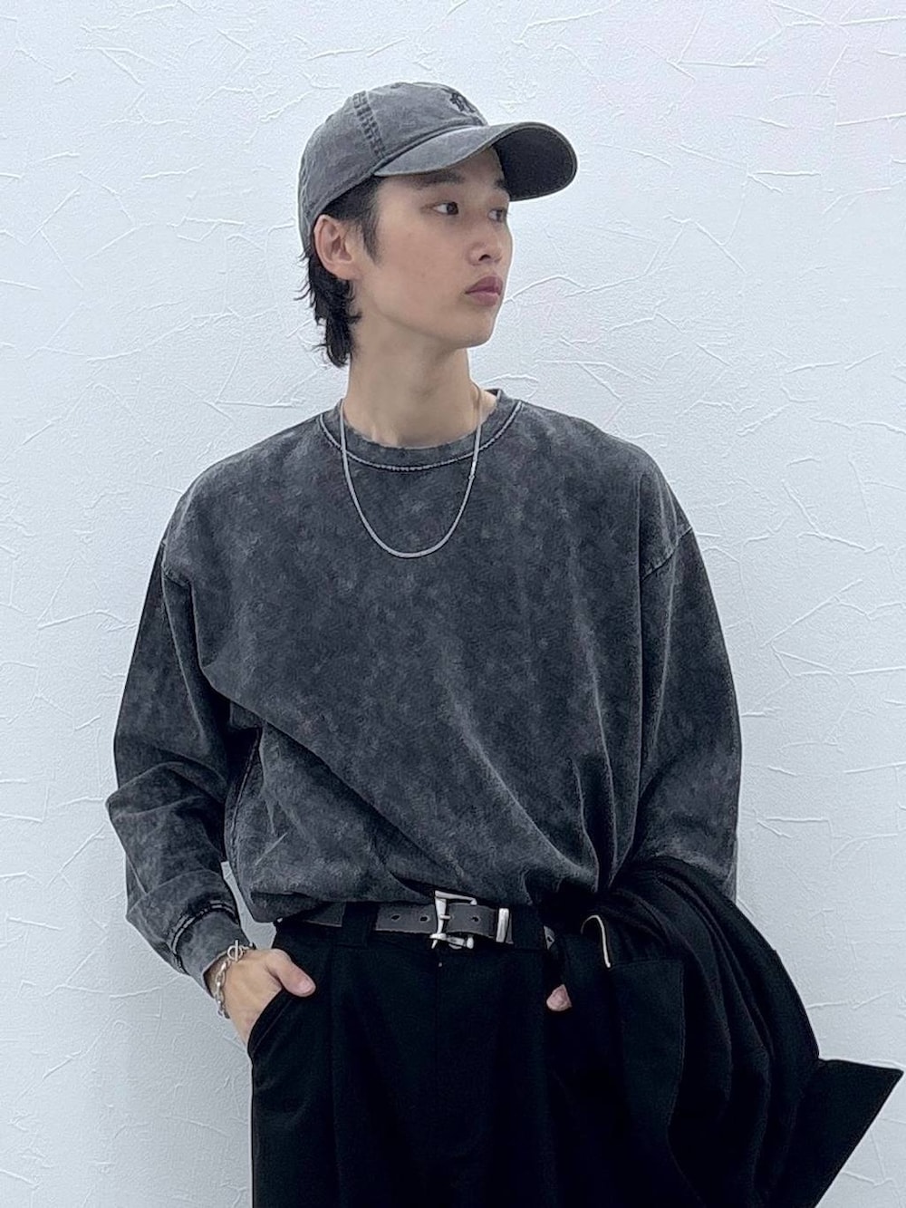 ブラック系のスニーカー、グレー系のTシャツ/カットソー、ブラック系のブルゾンを着用したメンズの秋コーディネートの2枚目の写真