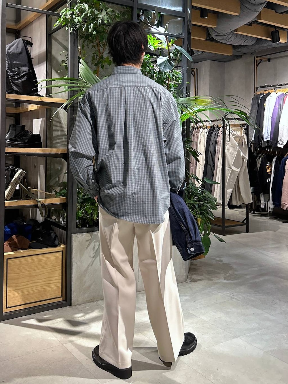 「女子ウケ、ベーシック/シンプル、春コーデ、夏コーデ、ラフ、ネックレス、RAGEBLUE、シンプルコーデ、きれいめカジュアル、シンプル、デニムジャケット、カジュアル、シャツ、スラックス、ローファー」｜「RAGEBLUEの【セットアップ対応】ワイドストレート/イージースラックス（スラックス、ホワイト系）」を使った、 koutaさん（メンズ・173cm）の春コーディネートの9枚目の写真
