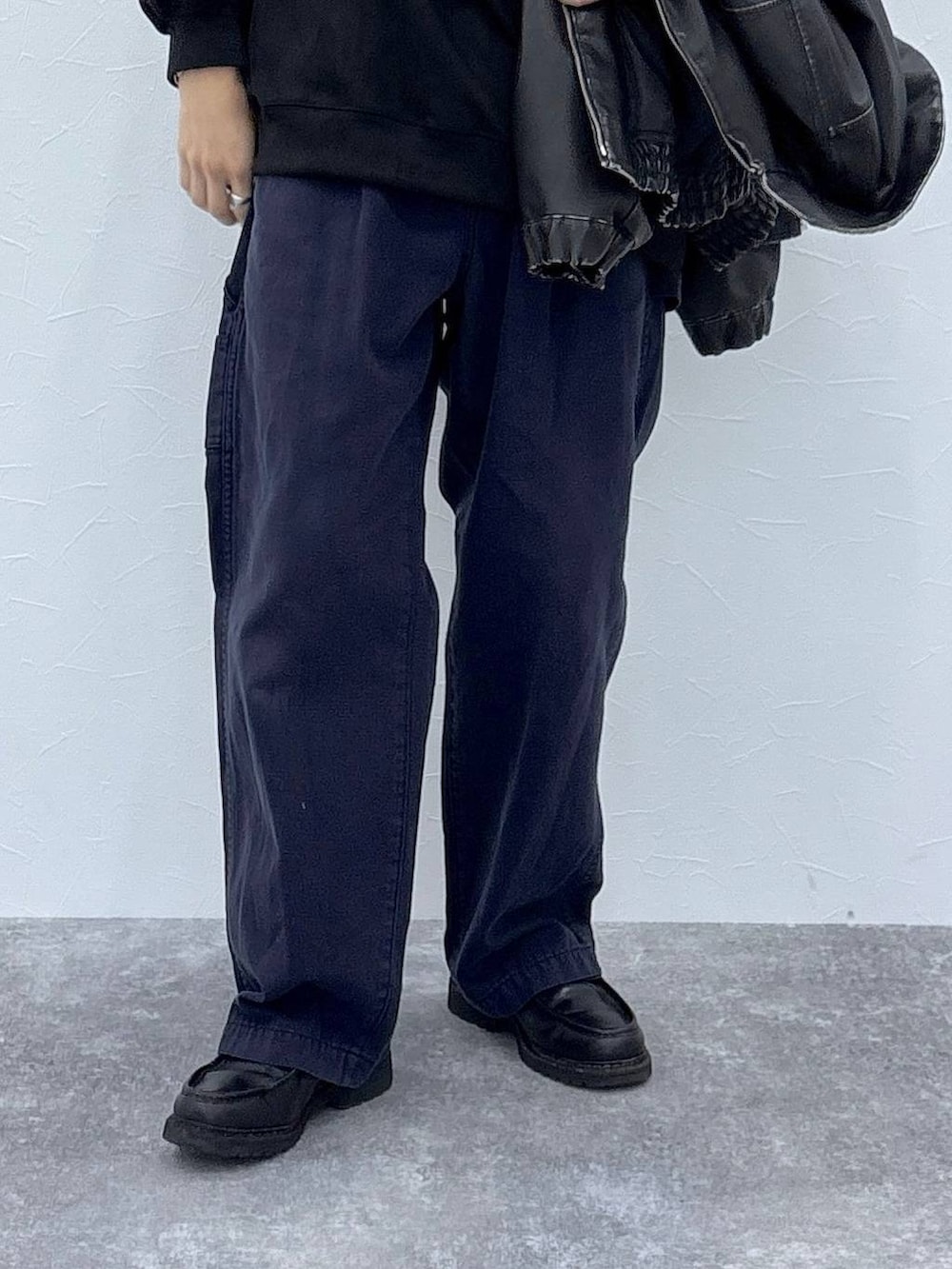 ブラック系のスウェット、ブラック系のブルゾン、ブラック系のバックパック/リュックを着用したメンズの秋コーディネートの3枚目の写真