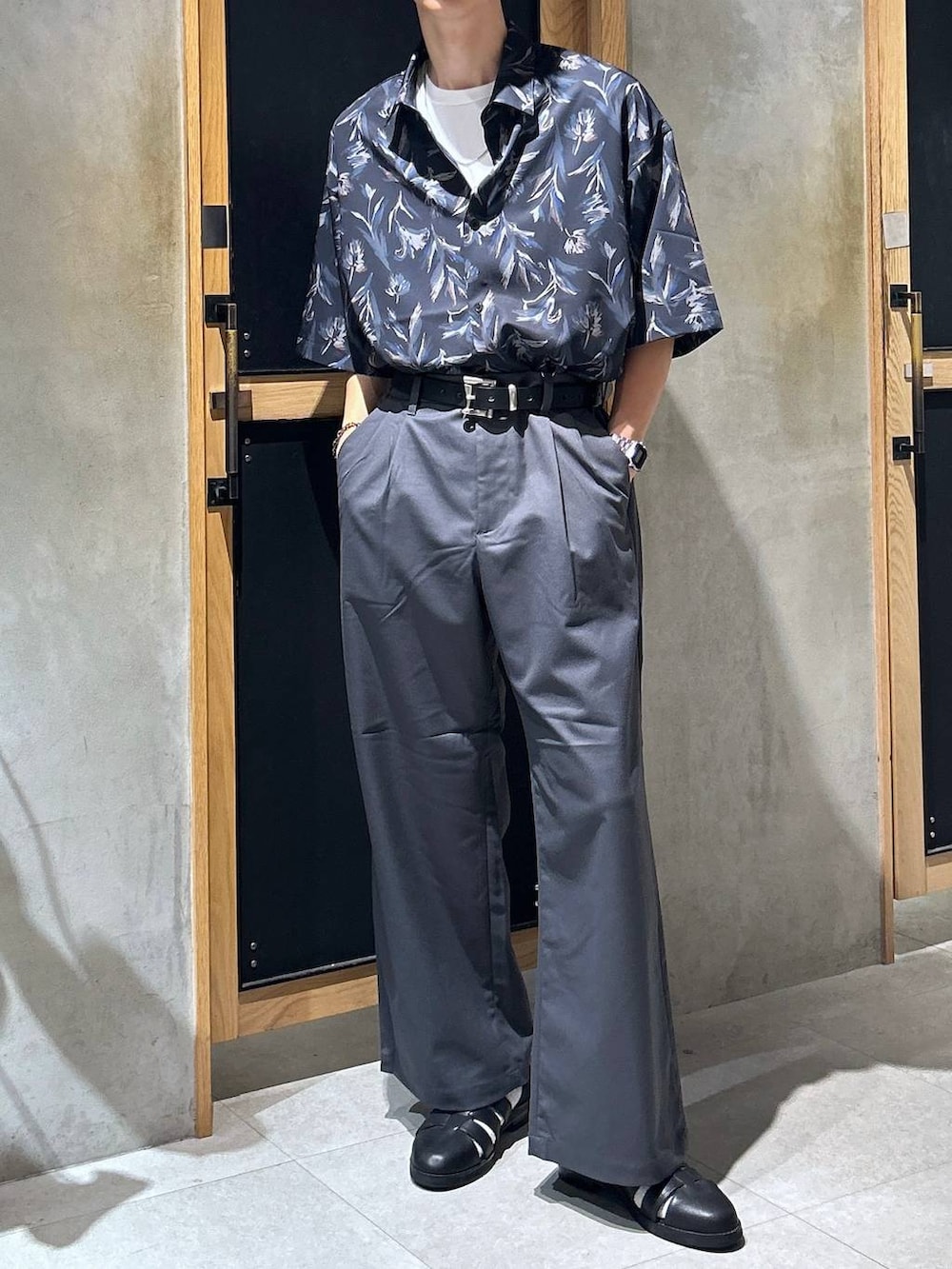 「女子ウケ、ベーシック/シンプル、きれいめ、デート/ロマンティック、春コーデ、夏コーデ、ラフ、モテ、Tシャツ、ネックレス、スラックス、ワイドパンツ、RAGEBLUE、モード、シャツ」｜「RAGEBLUEのシンセティックレザー/フェイクスウェードグルカシューズ（ドレスシューズ、ブラック系）」を使った、 koutaさん（メンズ・173cm）の夏コーディネートの2枚目の写真