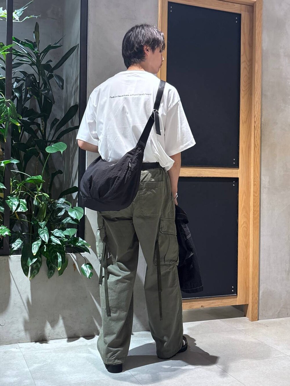 グリーン系のカーゴパンツ、ブラック系のサンダル、ブラック系のシャツ/ブラウスを着用したメンズの夏コーディネートの5枚目の写真