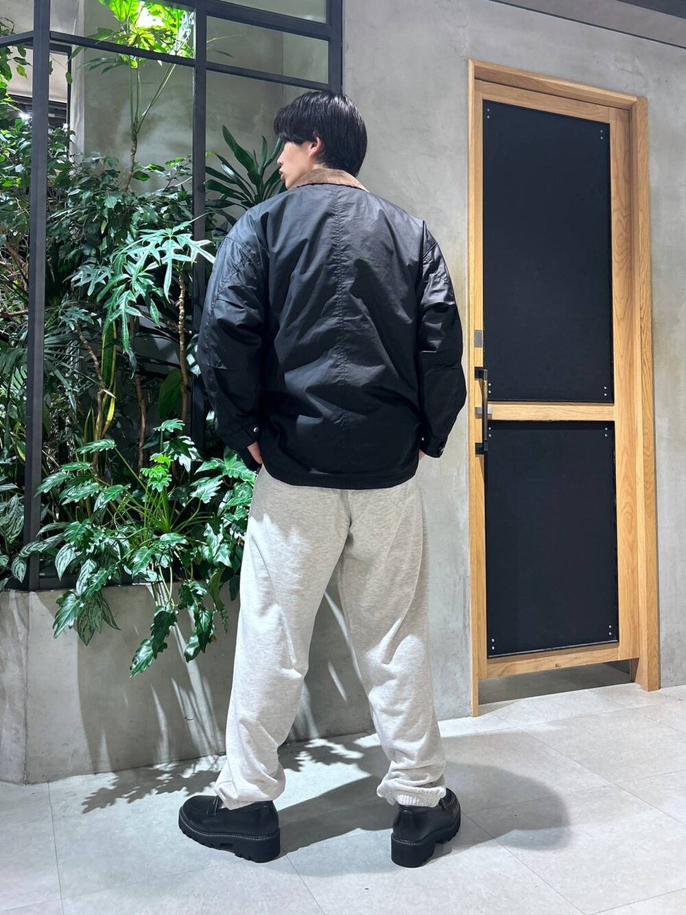ブラック系のドレスシューズ、ブルー系のニット/セーター、ホワイト系のTシャツ/カットソーを着用したメンズの秋コーディネートの8枚目の写真