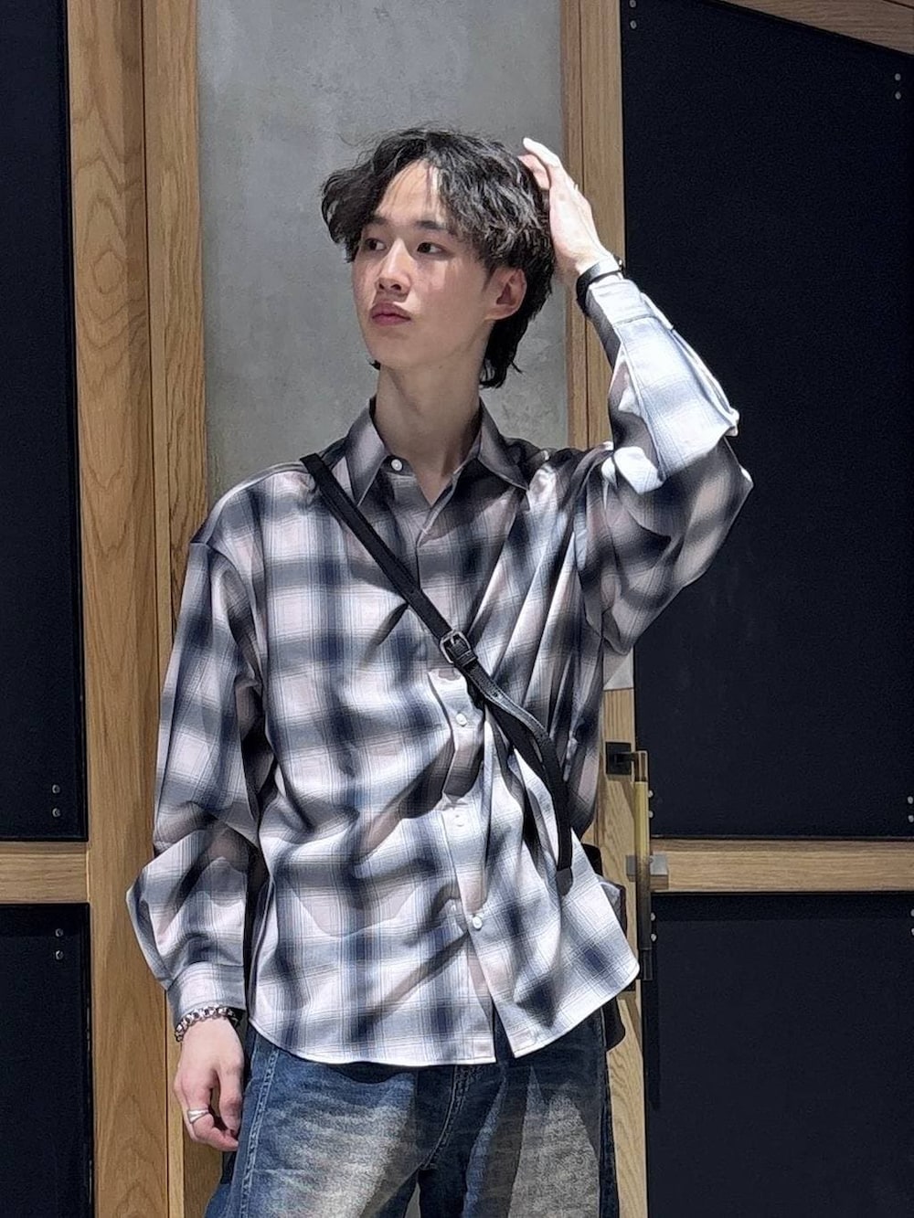 ブラック系のドレスシューズ、ブラック系のショルダーバッグ、ピンク系のシャツ/ブラウスを着用したメンズの春コーディネートの2枚目の写真