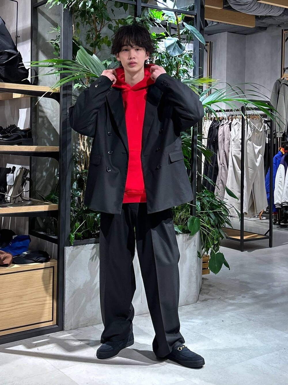 「テーパードパンツ、スウェット、カジュアル、女子ウケ、ベーシック/シンプル、春コーデ、冬コーデ、ラフ、Tシャツ、ネックレス、ワイドパンツ、RAGEBLUE、シンプルコーデ、きれいめカジュアル、シンプル」｜「RAGEBLUEのアソートWテーラードジャケット/シングルジャケット【セットアップ対応】（テーラードジャケット、ブラック系）」を使った、 koutaさん（メンズ・173cm）の春コーディネートの6枚目の写真