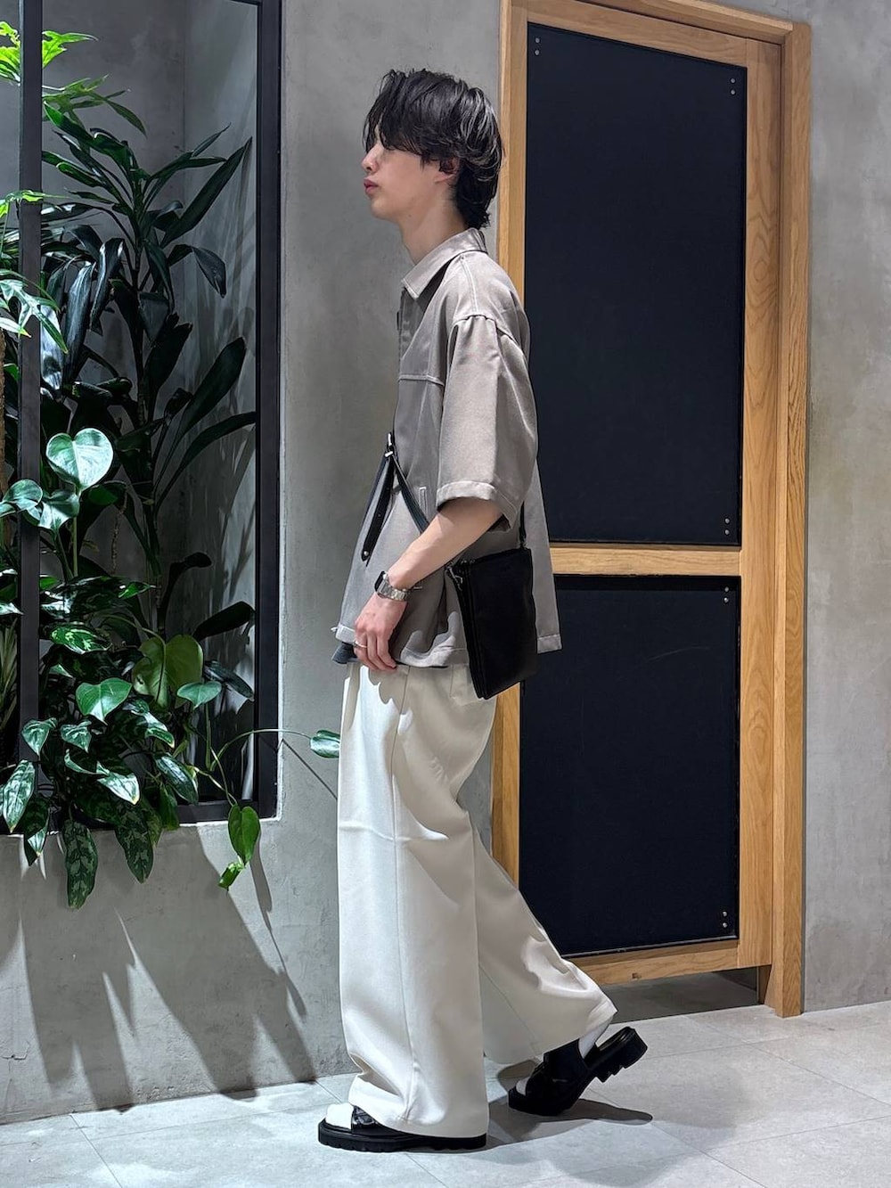 「女子ウケ、ベーシック/シンプル、きれいめ、春コーデ、夏コーデ、ラフ、Tシャツ、ワイドパンツ、RAGEBLUE、シンプルコーデ、きれいめカジュアル、シンプル、ショルダーバッグ、シャツ、スラックス」|「Healthknitの【Healthknit/ヘルスニット】2ラインロングソックス3P(ソックス/靴下、ホワイト系)」を使った、 koutaさん(メンズ・173cm)の夏コーディネートの4枚目の写真
