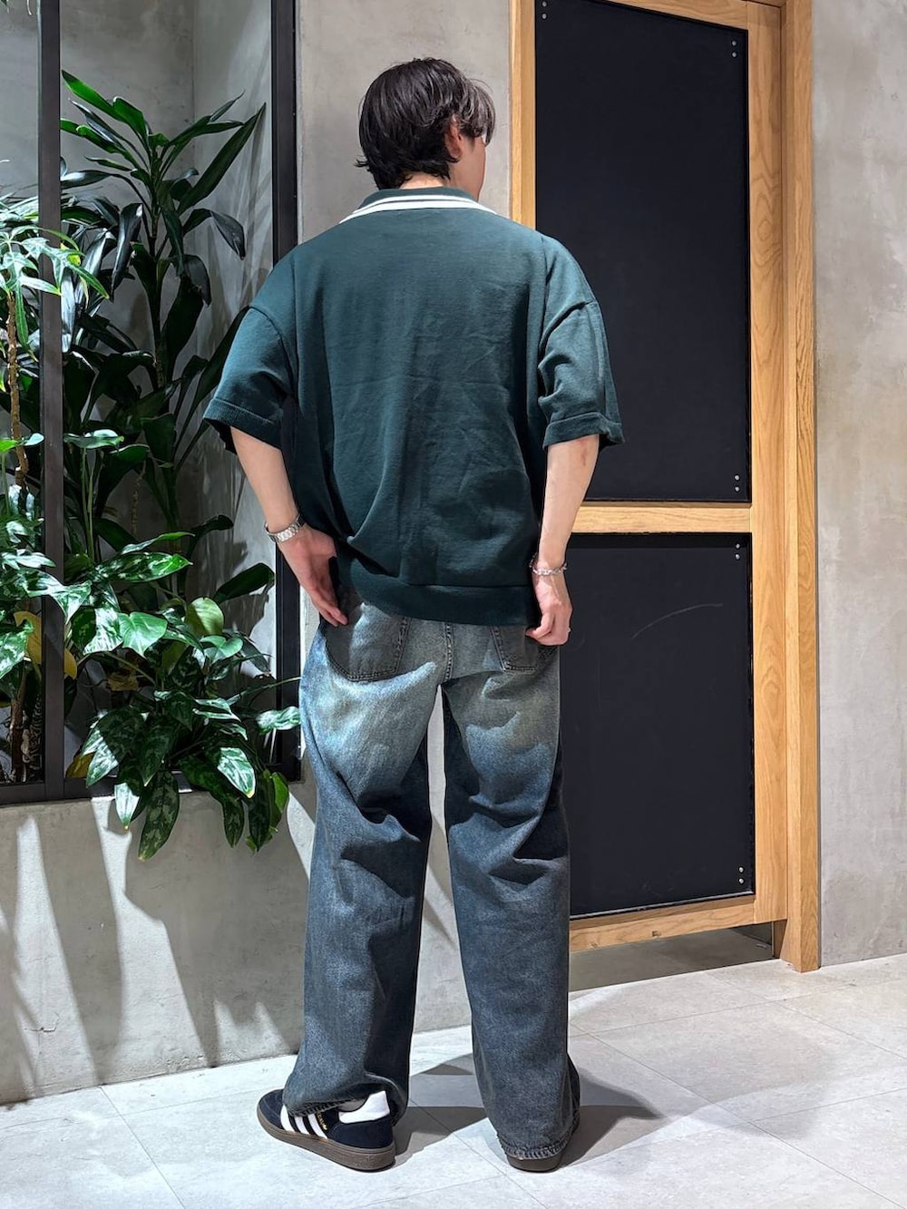「女子ウケ、ベーシック/シンプル、春コーデ、夏コーデ、ラフ、Tシャツ、ネックレス、ワイドパンツ、RAGEBLUE、シンプルコーデ、きれいめカジュアル、シンプル、タンクトップ、デニムパンツ、フレアパンツ」｜「adidasの【adidas/アディダス】SPEZIAL/スペツィアル/スニーカー（スニーカー、ブラック系）」を使った、 koutaさん（メンズ・173cm）の夏コーディネートの5枚目の写真