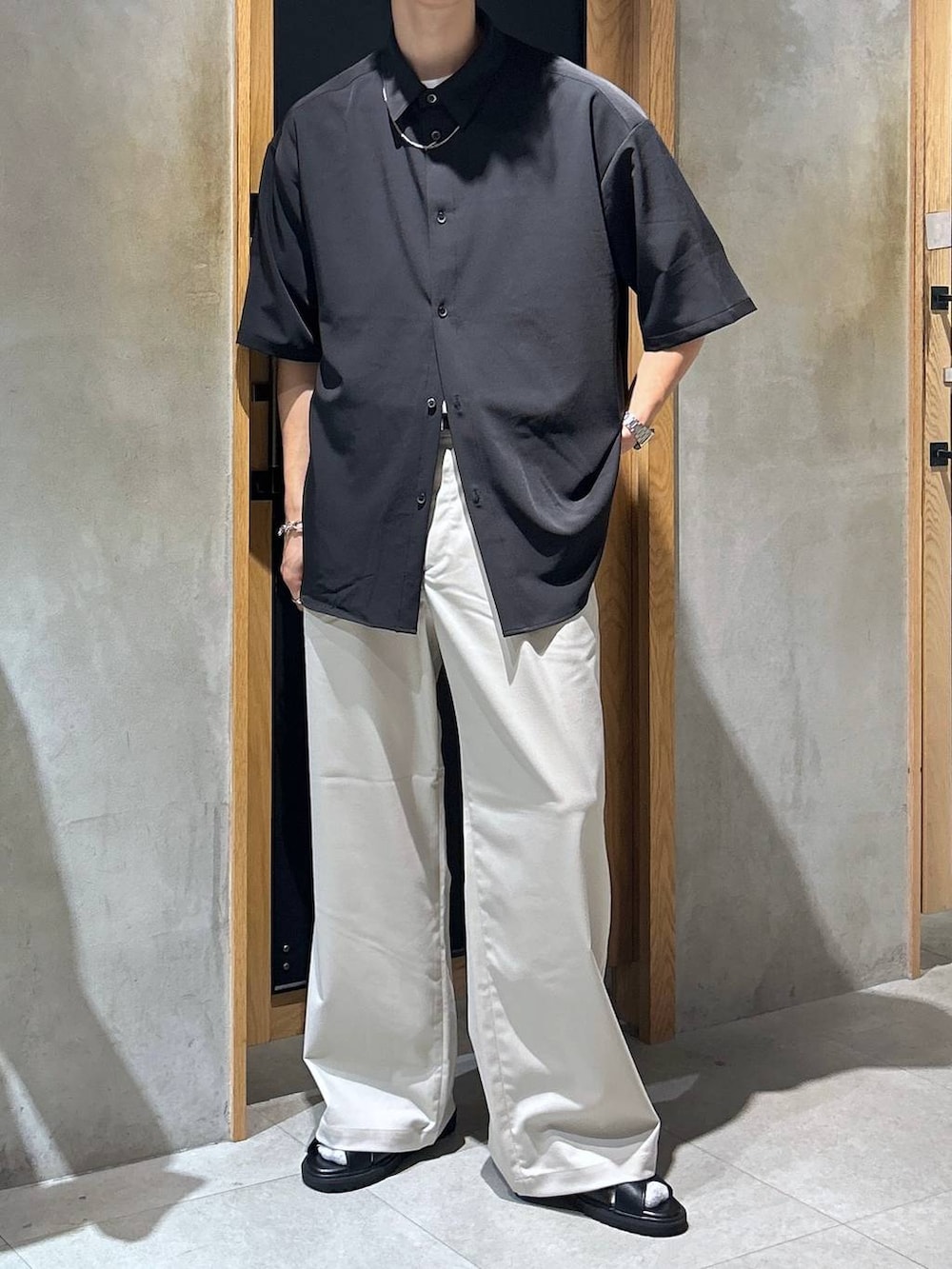 「女子ウケ、ベーシック/シンプル、きれいめ、デート/ロマンティック、春コーデ、夏コーデ、ラフ、モテ、Tシャツ、ネックレス、スラックス、ワイドパンツ、RAGEBLUE、サンダル、シャツ」｜「RAGEBLUEのシンセティックレザー/クロスストラップサンダル（サンダル、ブラック系）」を使った、 koutaさん（メンズ・173cm）の夏コーディネートの2枚目の写真