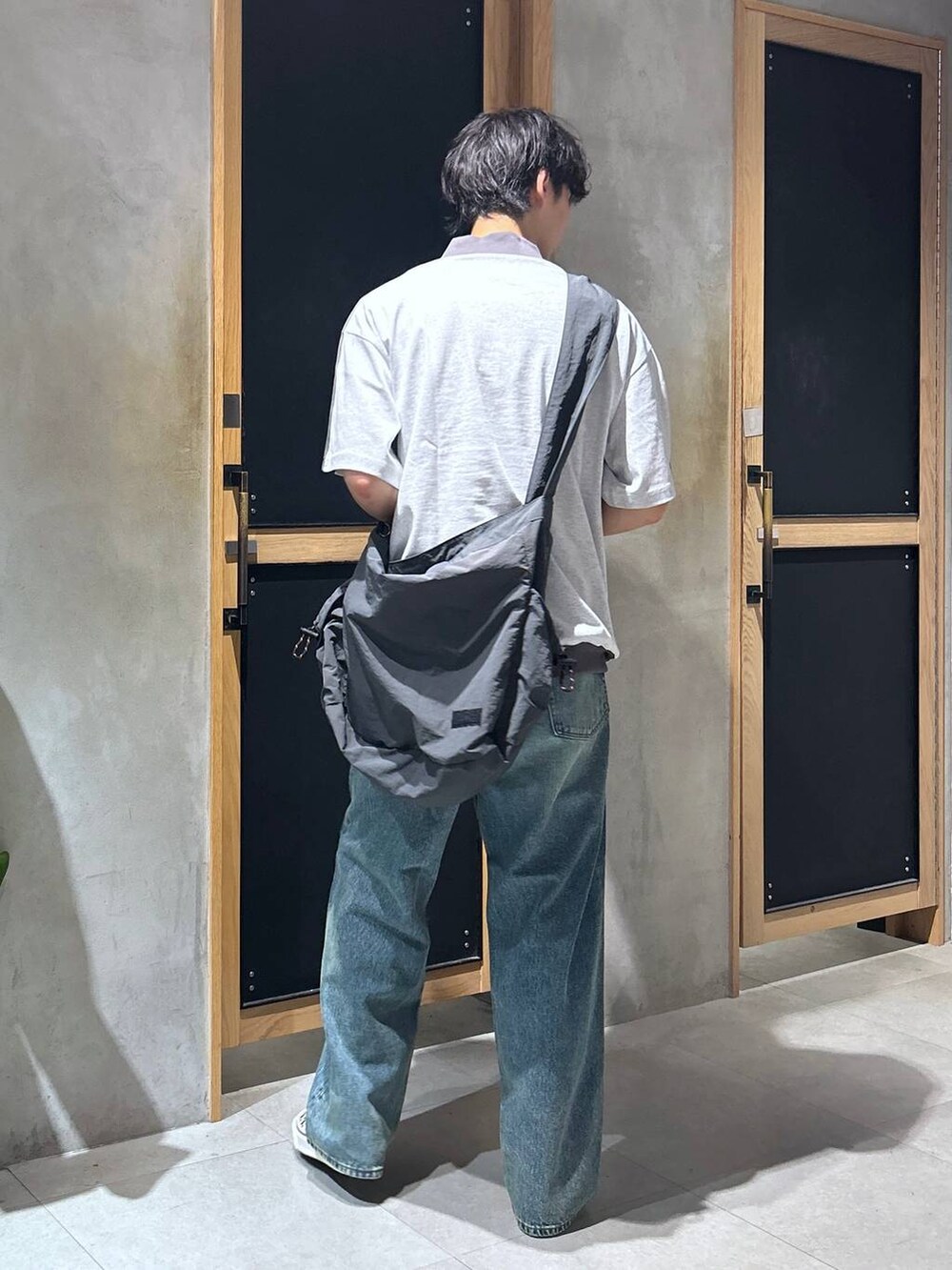 「カジュアル、春コーデ、夏コーデ、ラフ、モテ、女子ウケ、ベーシック/シンプル、デート/ロマンティック、Tシャツ、ワイドパンツ、RAGEBLUE、ショルダーバッグ、デニムパンツ」｜「RAGEBLUEの12オンス/ルーズフィットデニムバギーパンツ5P（デニムパンツ、ブルー系）」を使った、 koutaさん（メンズ・173cm）の夏コーディネートの5枚目の写真