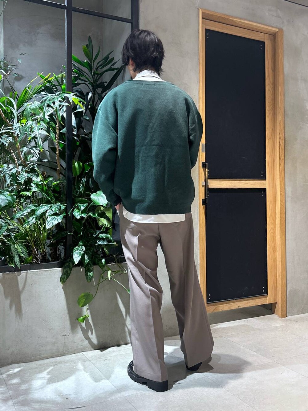 ホワイト系のシャツ/ブラウス、ベージュ系のスラックス、ブラック系のドレスシューズを着用したメンズの春コーディネートの9枚目の写真