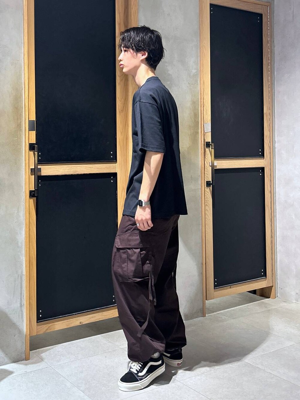 「女子ウケ、ベーシック/シンプル、デート/ロマンティック、春コーデ、夏コーデ、ラフ、モテ、Tシャツ、ネックレス、ワイドパンツ、RAGEBLUE、スニーカー、ミリタリー、ストリート」｜「RAGEBLUEのM-65/ワイドストレートジャーマンバギーミリタリーカーゴパンツ（カーゴパンツ、ブラウン系）」を使った、 koutaさん（メンズ・173cm）の夏コーディネートの3枚目の写真