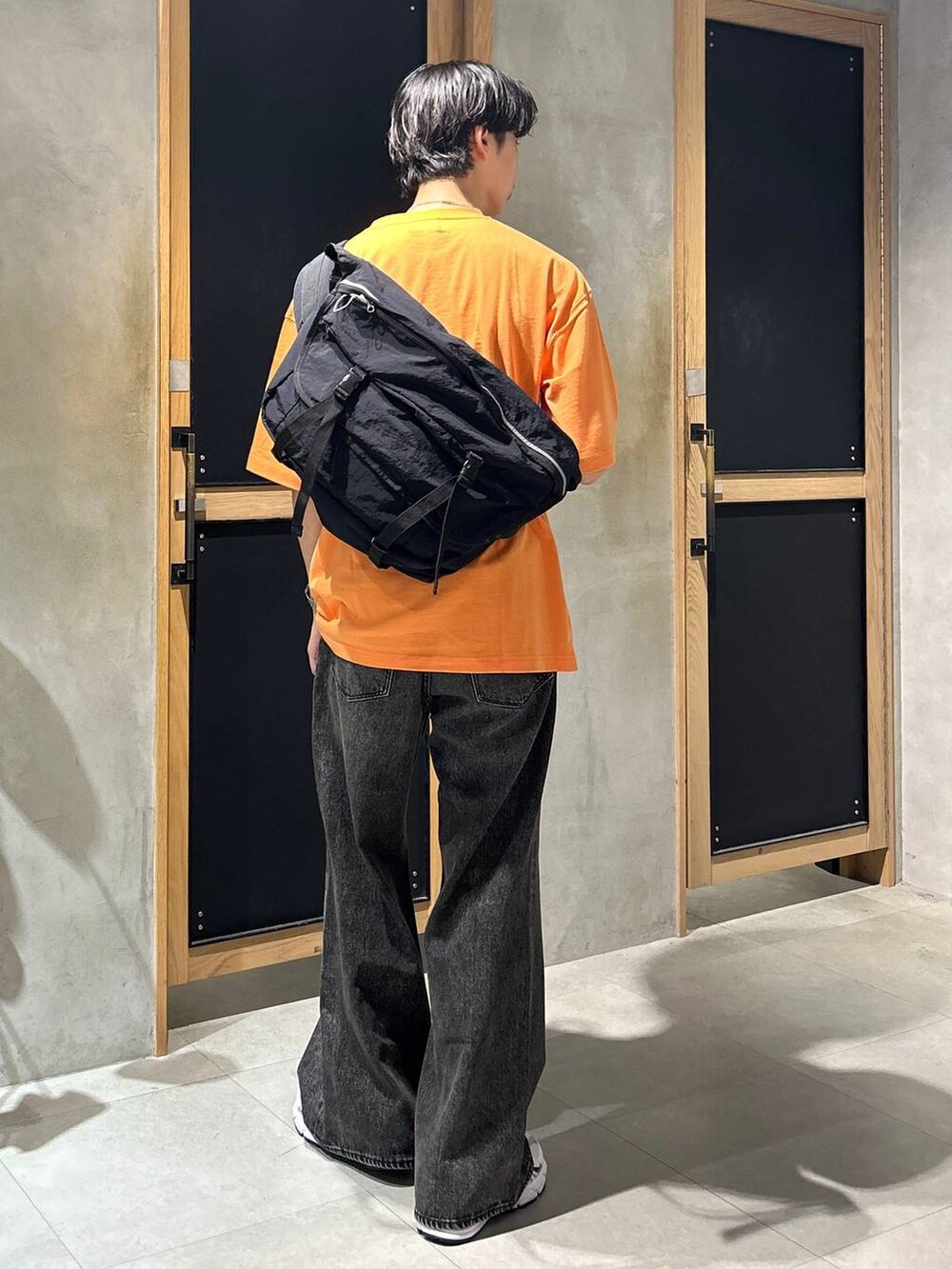 「RAGEBLUE、スニーカー、カジュアル、デニムパンツ、ショルダーバッグ、女子ウケ、ベーシック/シンプル、デート/ロマンティック、春コーデ、夏コーデ、ラフ、モテ、Tシャツ、ネックレス、ワイドパンツ」｜「NEW BALANCEの【New Balance】MR530SG（スニーカー、ホワイト系）」を使った、 koutaさん（メンズ・173cm）の夏コーディネートの5枚目の写真