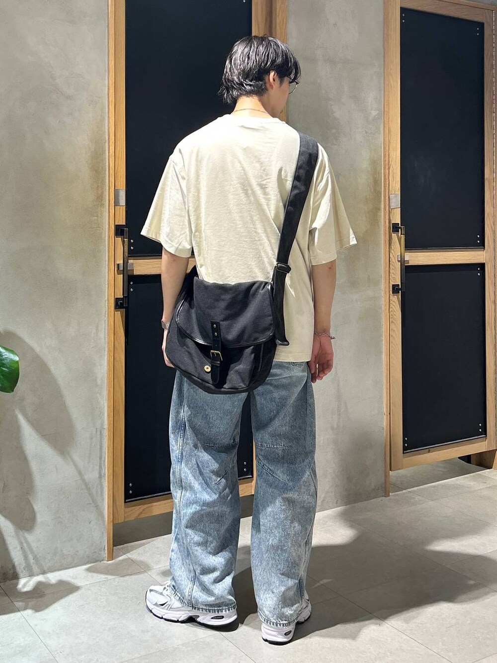 「女子ウケ、ベーシック/シンプル、デート/ロマンティック、春コーデ、夏コーデ、モテ、Tシャツ、ネックレス、ワイドパンツ、RAGEBLUE、スニーカー、デニムパンツ、カジュアル、ラフ」｜「NEW BALANCEの【New Balance】MR530SG（スニーカー、ホワイト系）」を使った、 koutaさん（メンズ・173cm）の夏コーディネートの5枚目の写真
