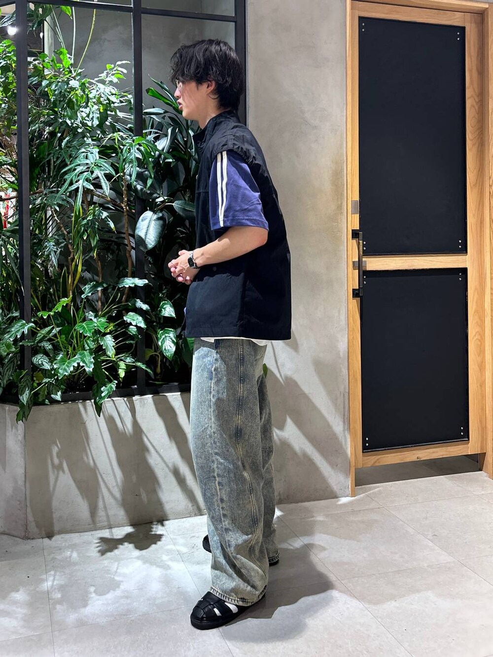 「女子ウケ、デート/ロマンティック、春コーデ、夏コーデ、ラフ、モテ、Tシャツ、ワイドパンツ、RAGEBLUE、デニムパンツ、タンクトップ、ベスト、カジュアル、ストリート」｜「Healthknitの【Healthknit/ヘルスニット】3P/シンカー2ラインソックス（ソックス/靴下、ホワイト系）」を使った、 koutaさん（メンズ・173cm）の夏コーディネートの2枚目の写真